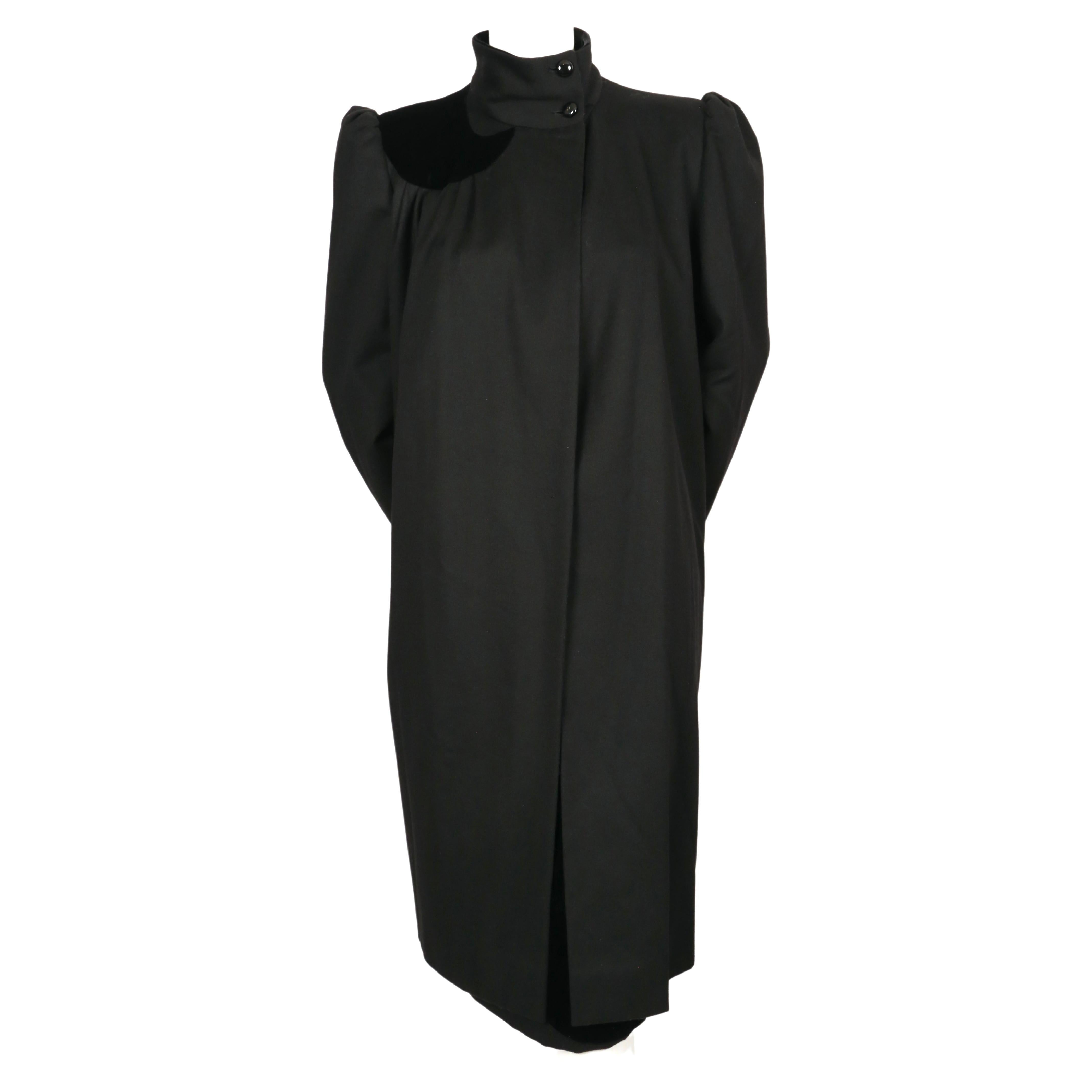 Schwarzer Wollmantel und passender Rock mit Samtdetail, entworfen von Valentino in den 1980er Jahren. Die Jacke trägt die Größe 8 und der Rock hat kein Größenetikett. Der Mantel misst ungefähr: Schulter 15,5