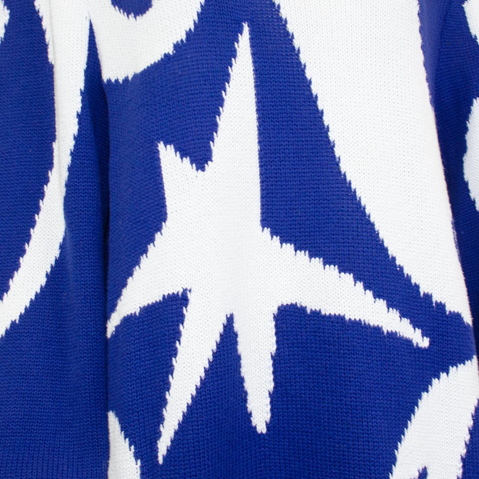 1980s Valentino Blue and White Graphic Sweater In Good Condition For Sale In Toronto, Ontario