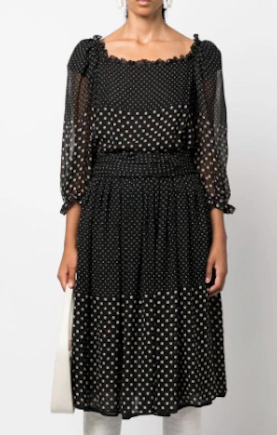 Valentino silk dots dress featuring mousseline silk with 2 dots print sizes, a full silk lining, elasticated sleeves cuffs, side zip opening with small snaps, a separated belt
Seperated belt with snaps and pleats:
(2.3in. (6cm) X 100.2in