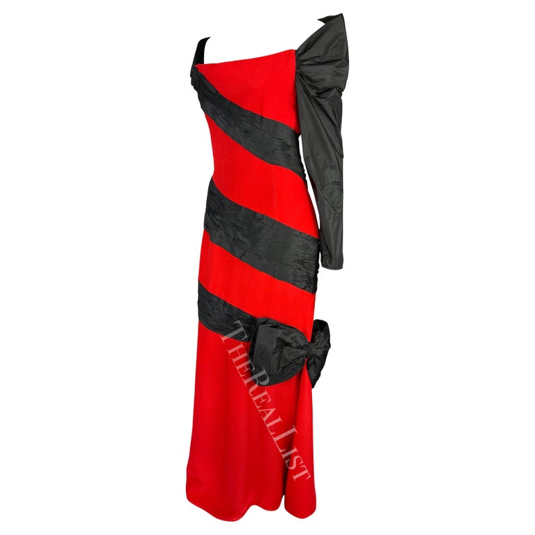 Valentino Garavani - Robe à col roulé en taffetas de soie rouge avec nœud  sculptural, années 1980 En vente sur 1stDibs