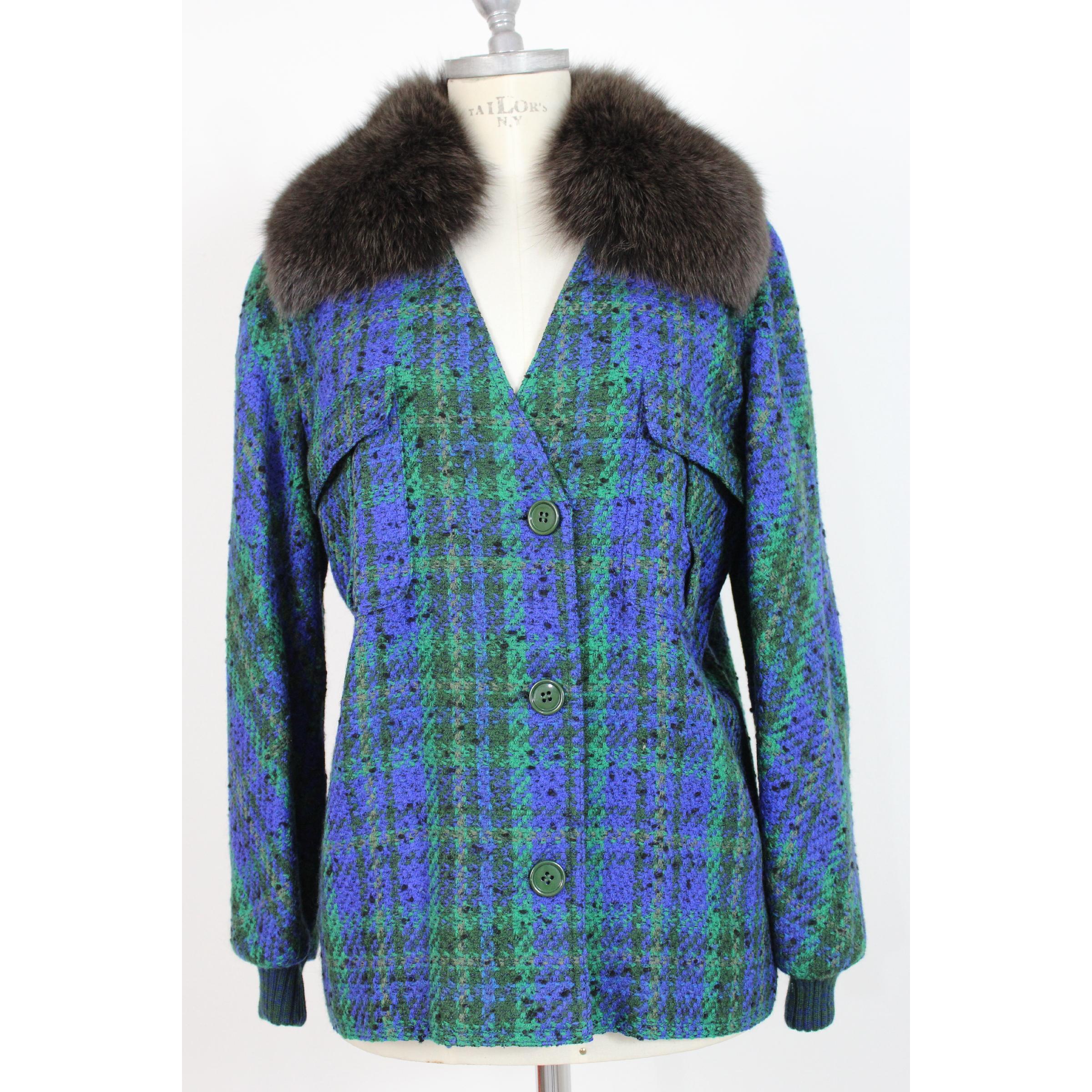 Vintage jacket for women Valentino Miss V, 1980s. Blue and green color in boucle wool. 98% wool 2% polyamide. Neck in faux fur. Wrists in wool sweater type. Made in Italy. Excellent vintage conditions.

Size: 48 It 14 Us 16 Uk

Shoulder: 48 cm
Bust