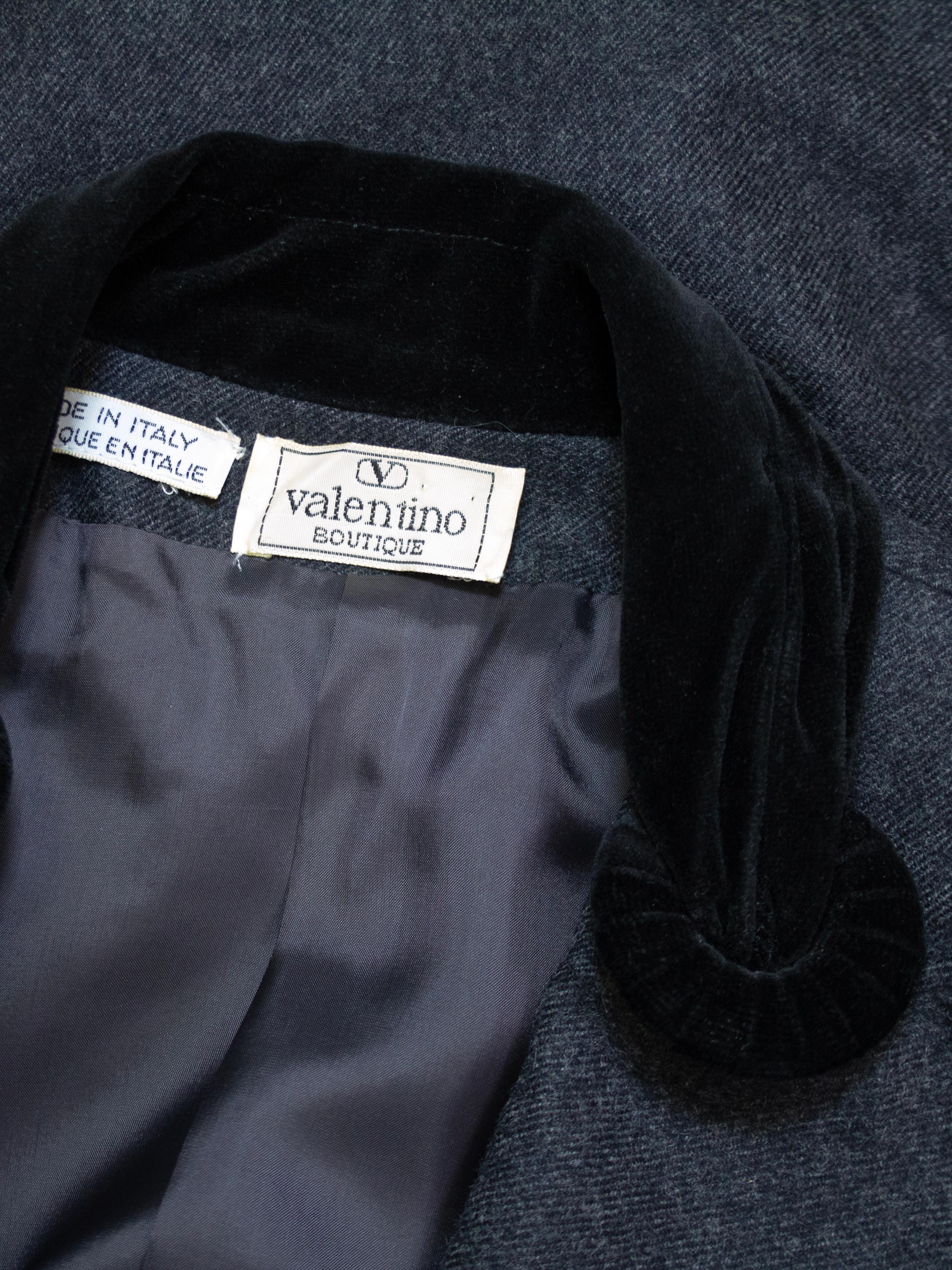 1980s Valentino Grey Skirt Suit with Black Velvet Collar For Sale 2