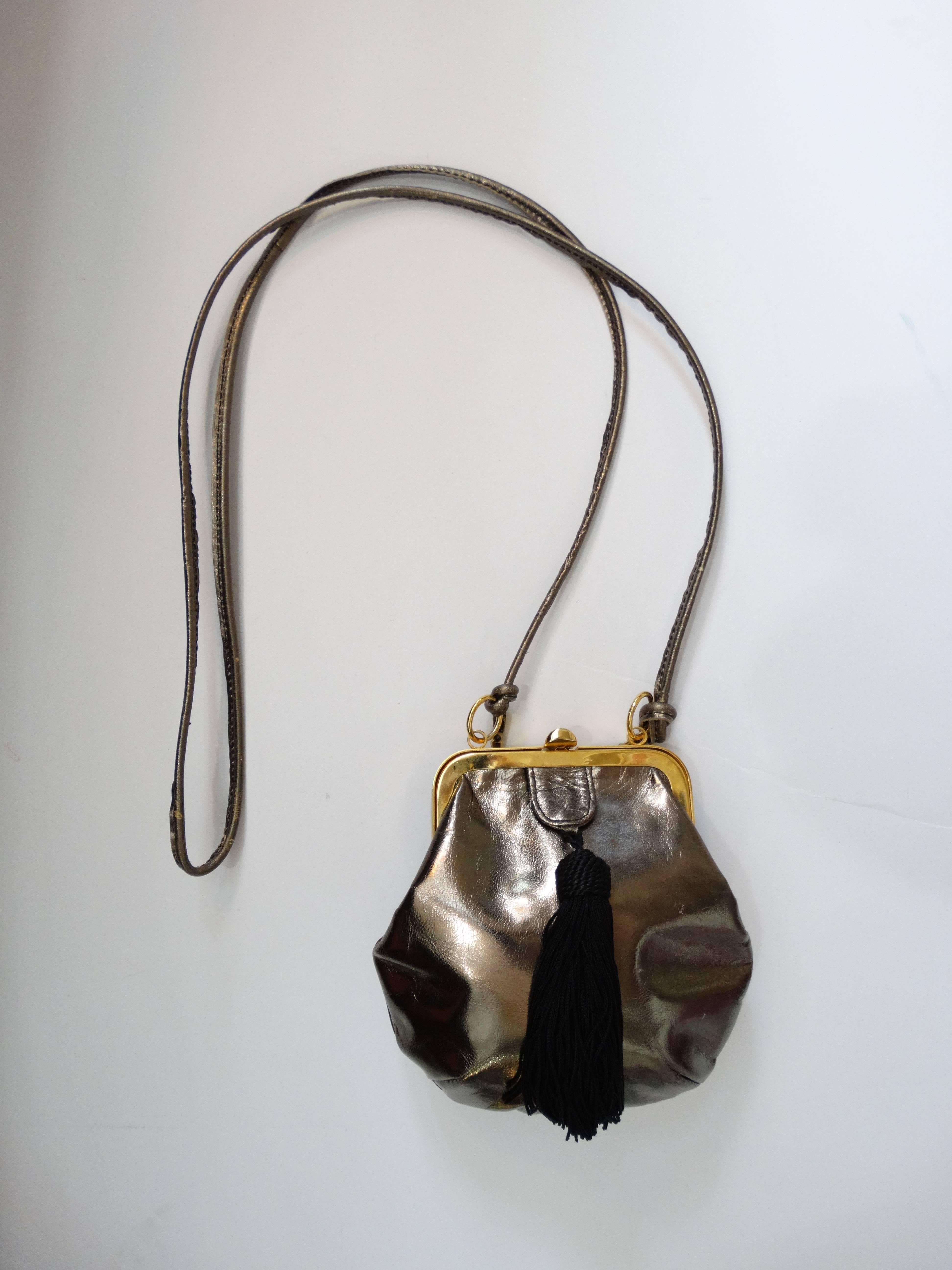 Die bezauberndste kleine Abendtasche von Valentino! Hergestellt aus silberfarbenem Metallic-Leder, kontrastiert mit goldenen Metallbeschlägen! Mit schwarzer, seidiger Kordel und Quaste. Der Riemen wird an den beiden Sprengringen auf beiden Seiten