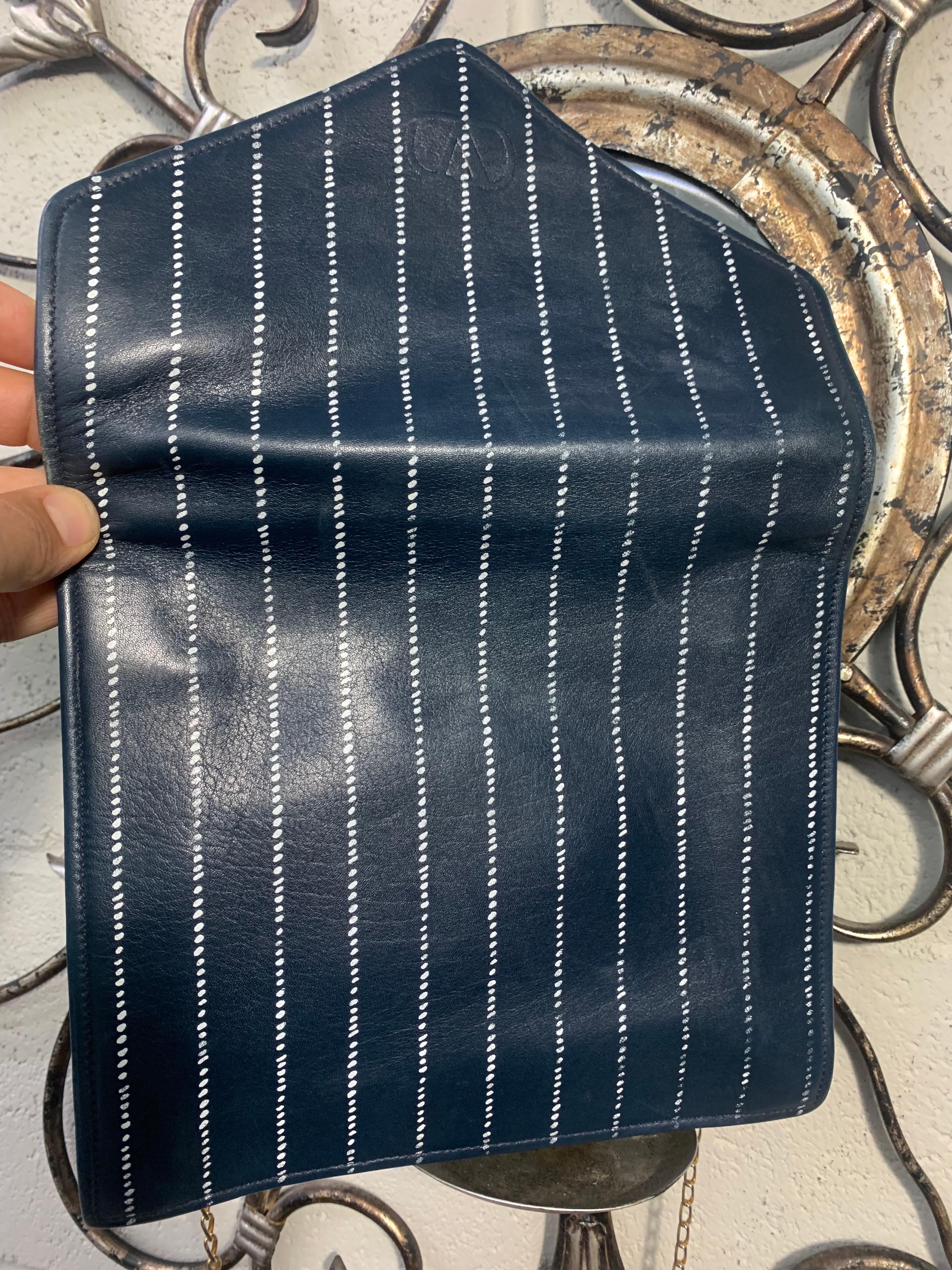 1980s Valentino Navy Lambskin Envelope Convertible Clutch w Pinstripe Detail In Excellent Condition For Sale In Gresham, OR
