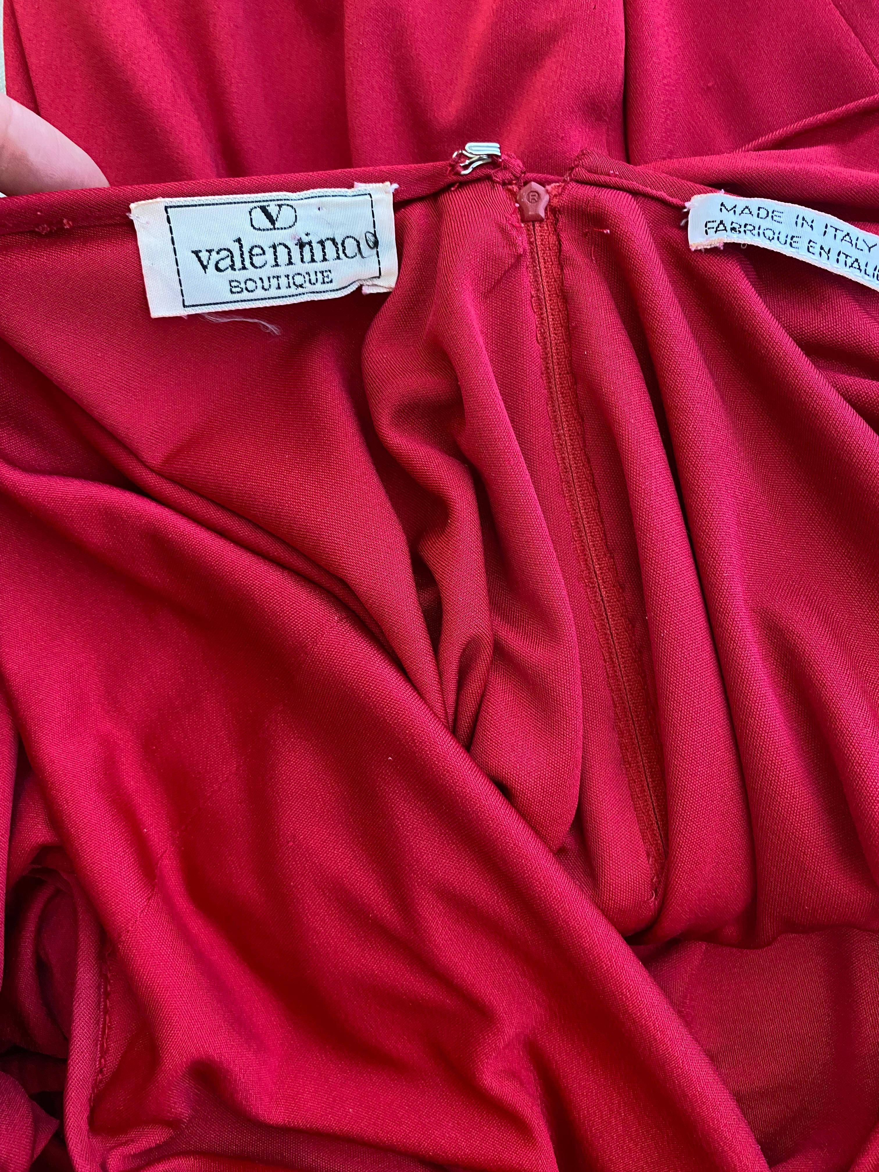 1980s  Valentino Rotes Kleid aus Seidenjersey mit offenem Rücken im Angebot 7