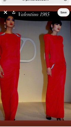 Abito da sera Valentino del 1984, in jersey rosso bacca, con foglie in cristallo e schiena scoperta, taglia 4