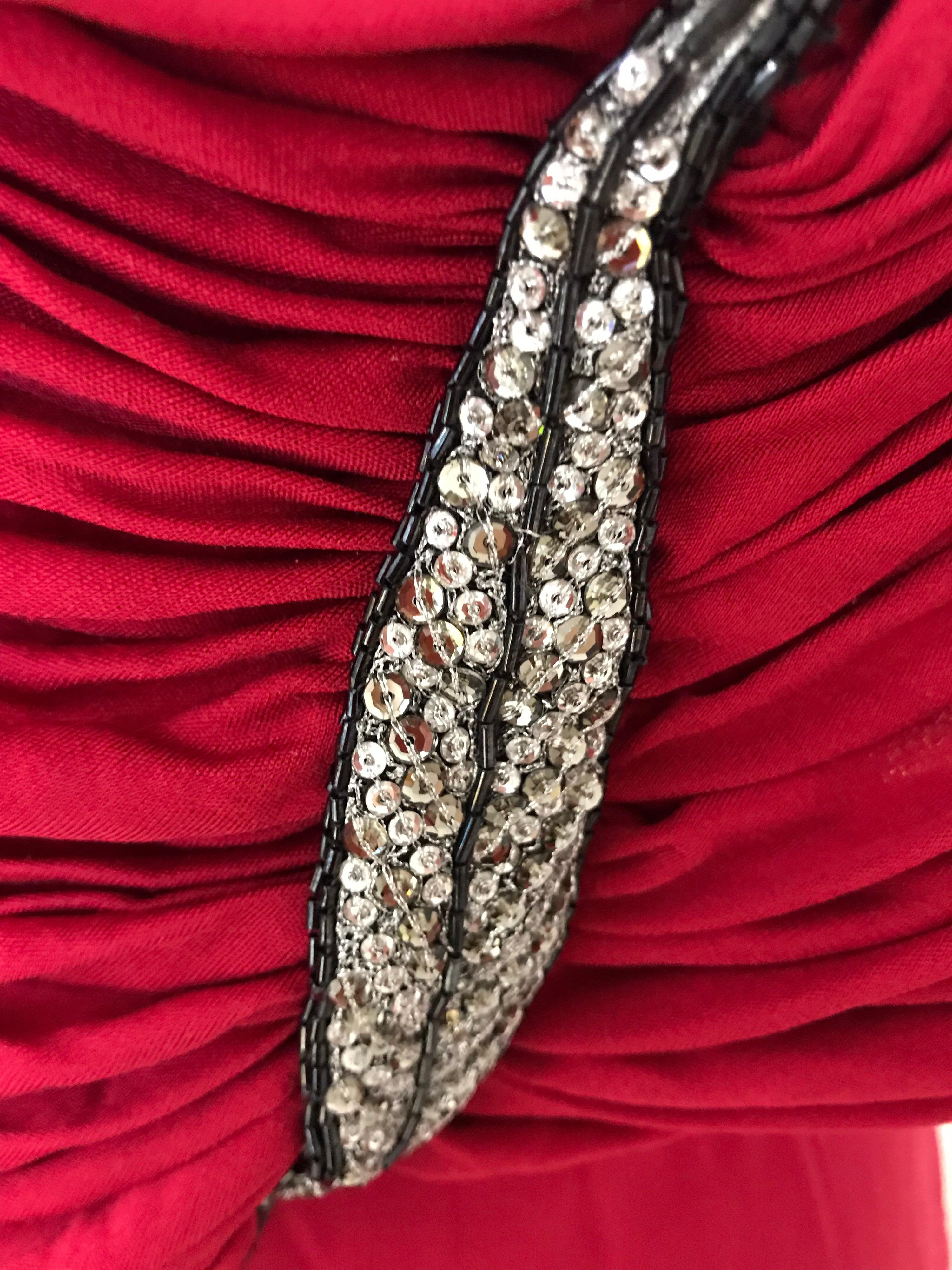 1980s  Valentino Rotes Kleid aus Seidenjersey mit offenem Rücken im Angebot 4