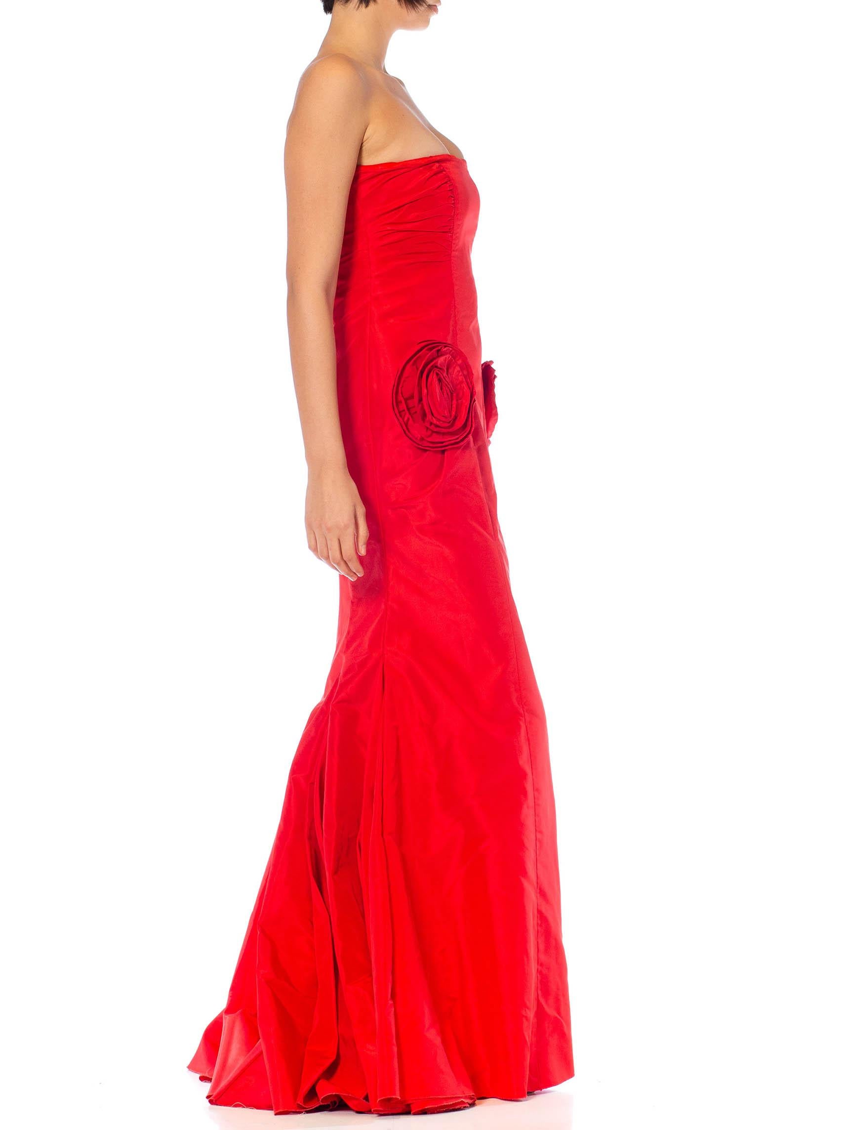 1980er Valentino Rotes trägerloses Seidentaft-Kleid mit Fischschwanz-Schleppe und Rosette P im Zustand „Hervorragend“ im Angebot in New York, NY