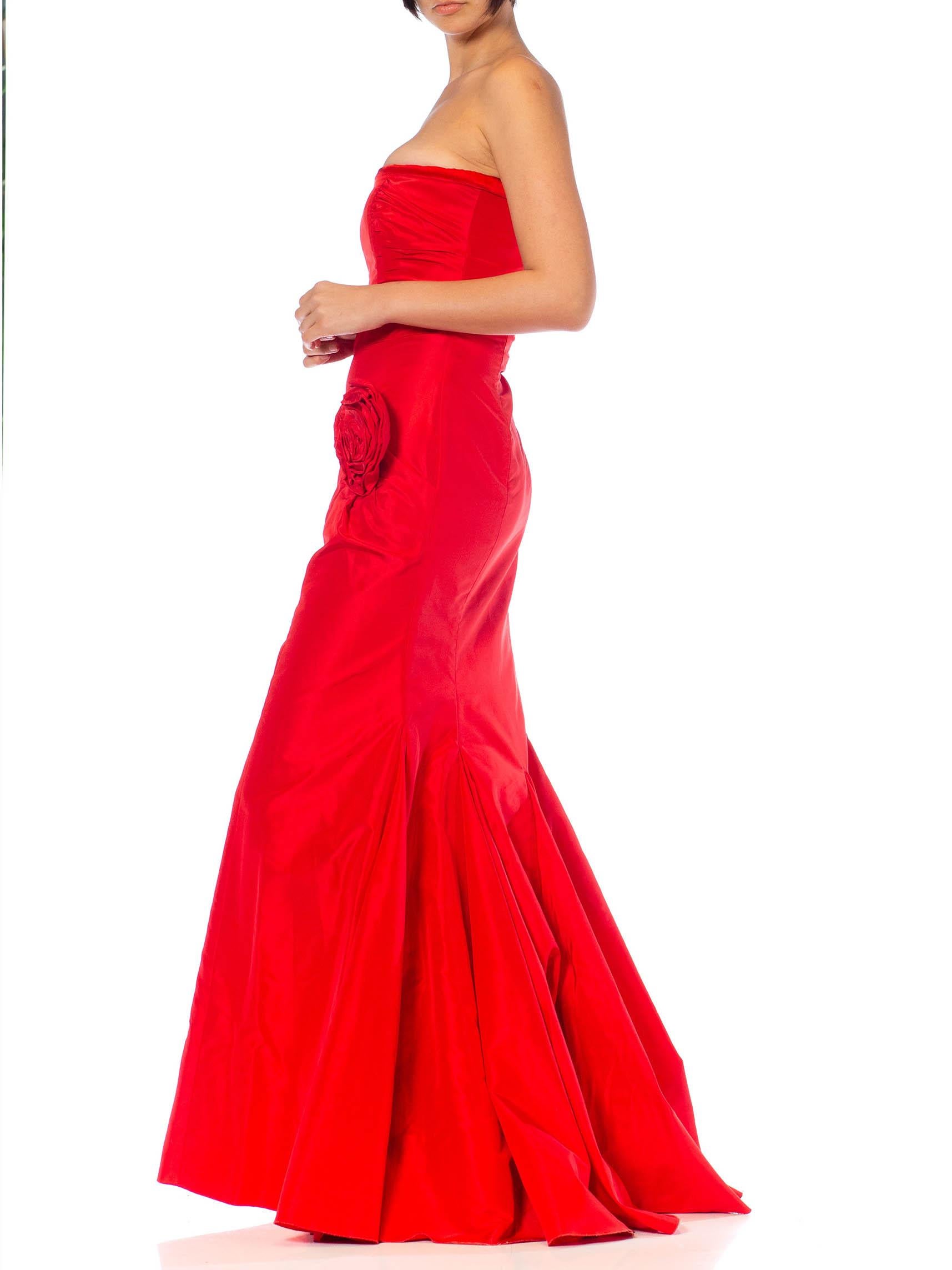 1980er Valentino Rotes trägerloses Seidentaft-Kleid mit Fischschwanz-Schleppe und Rosette P Damen im Angebot