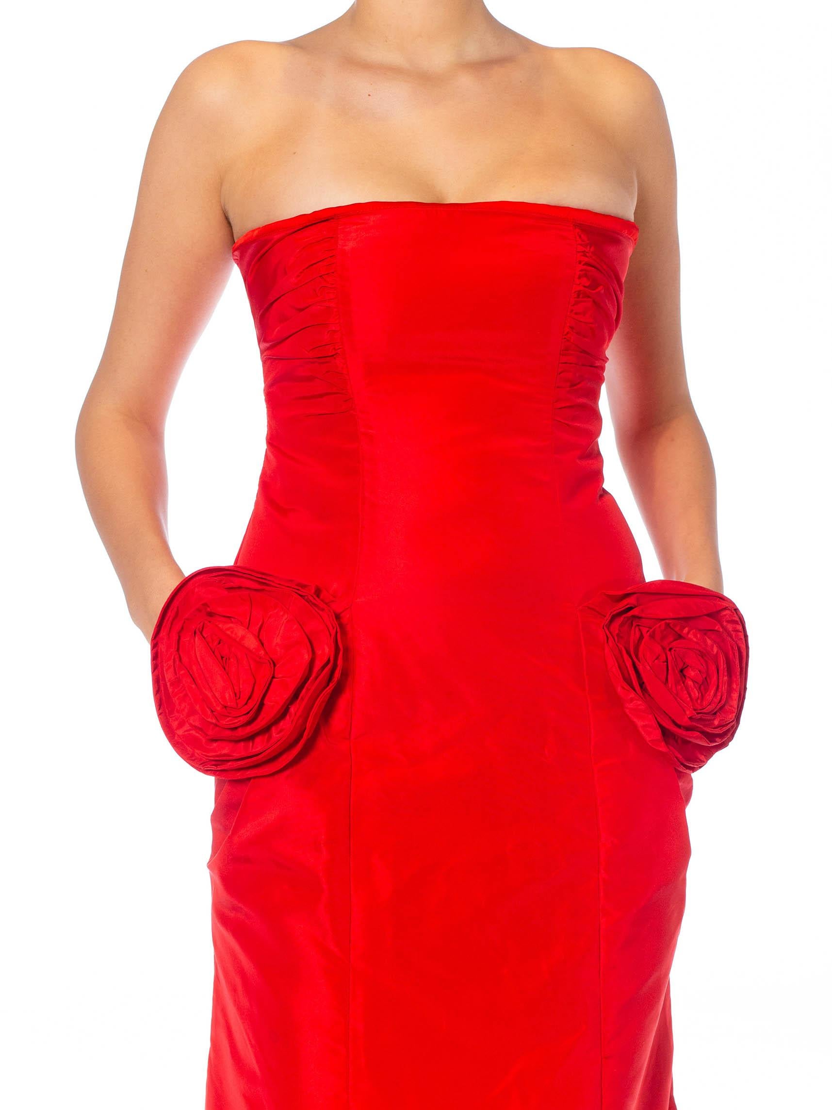 1980er Valentino Rotes trägerloses Seidentaft-Kleid mit Fischschwanz-Schleppe und Rosette P im Angebot 2