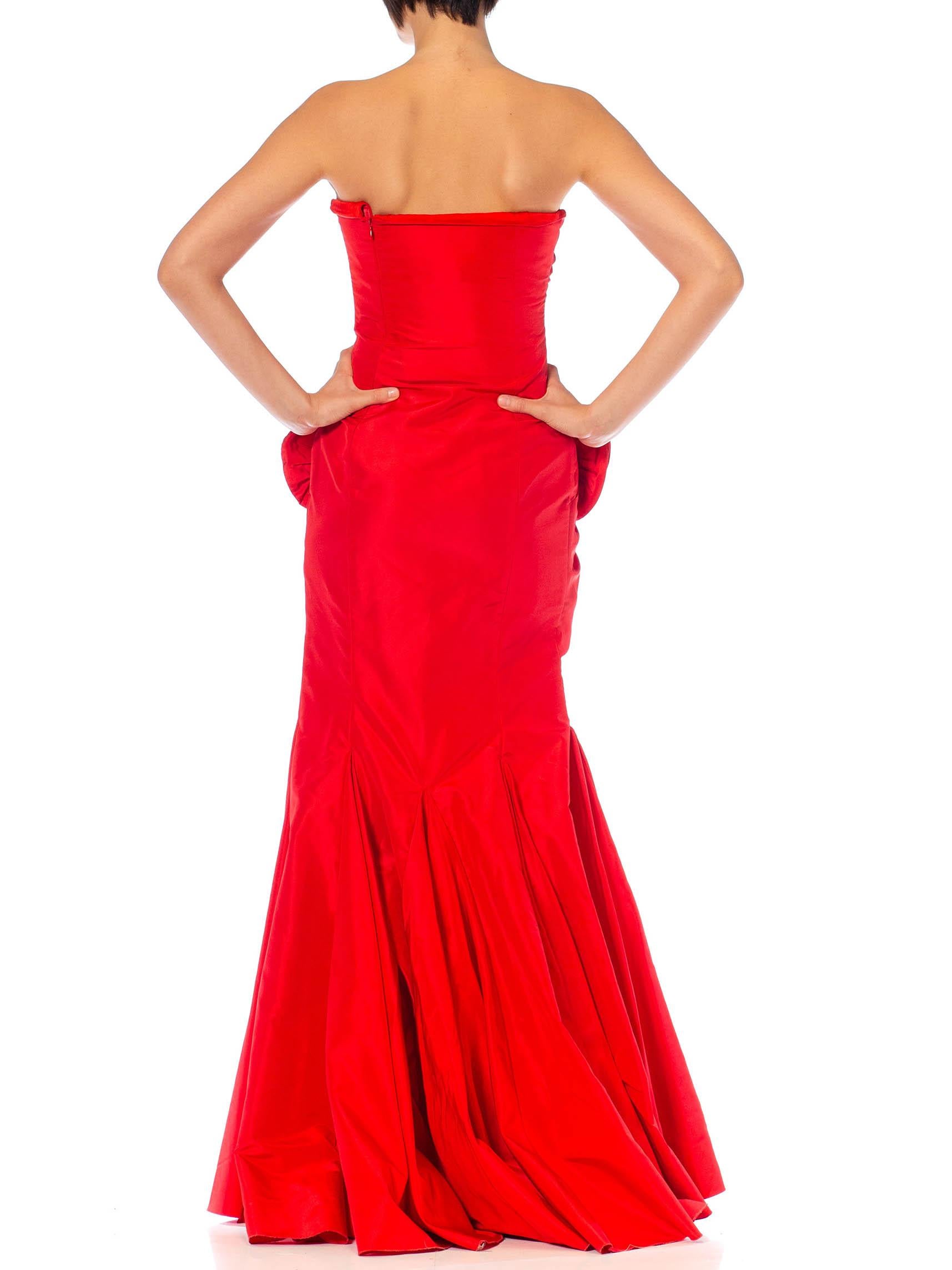 1980er Valentino Rotes trägerloses Seidentaft-Kleid mit Fischschwanz-Schleppe und Rosette P im Angebot 3