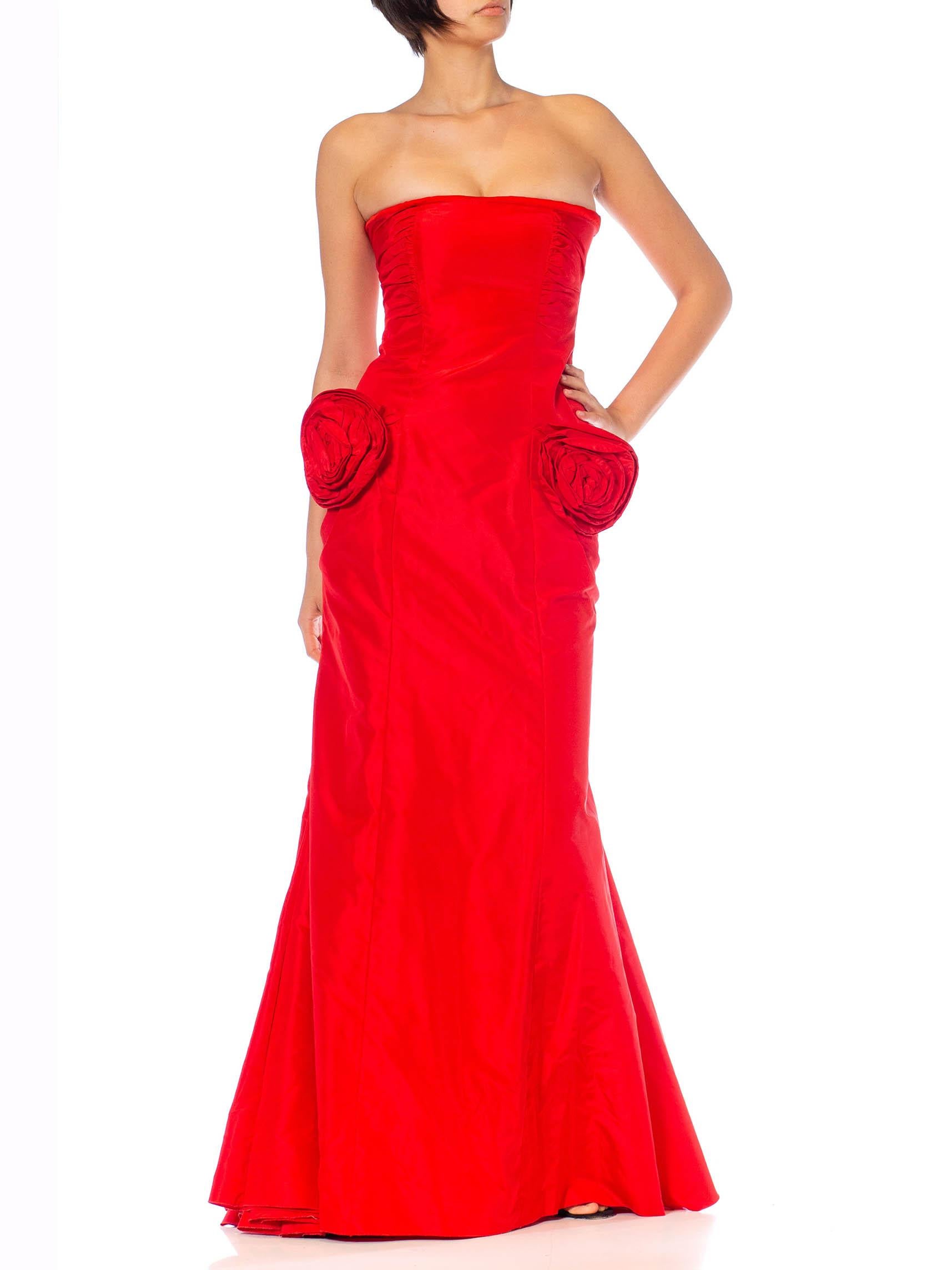 1980er Valentino Rotes trägerloses Seidentaft-Kleid mit Fischschwanz-Schleppe und Rosette P im Angebot 4