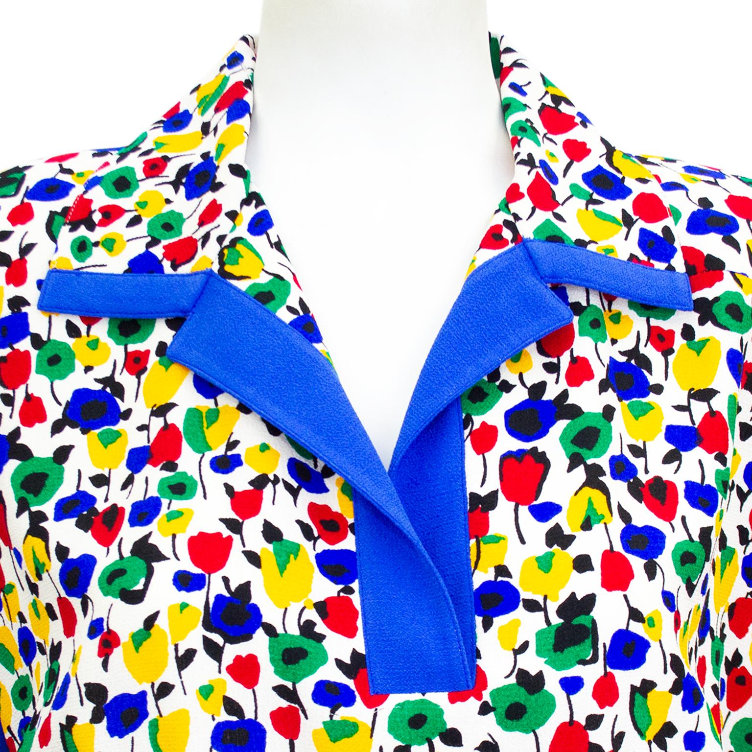 Valentino - Robe chemise à fleurs en soie avec bordure bleue, années 1980  Bon état - En vente à Toronto, Ontario