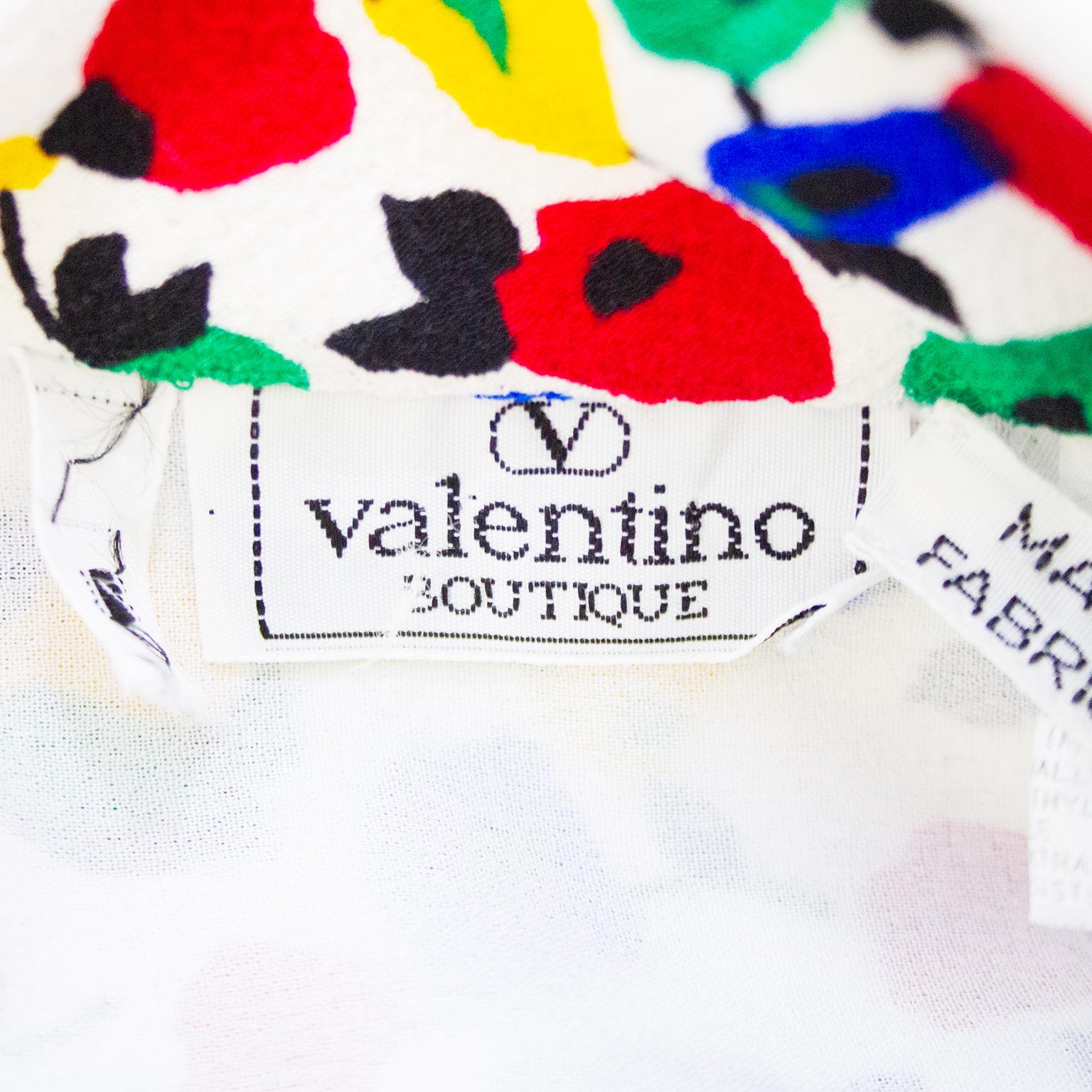 Valentino - Robe chemise à fleurs en soie avec bordure bleue, années 1980  en vente 1