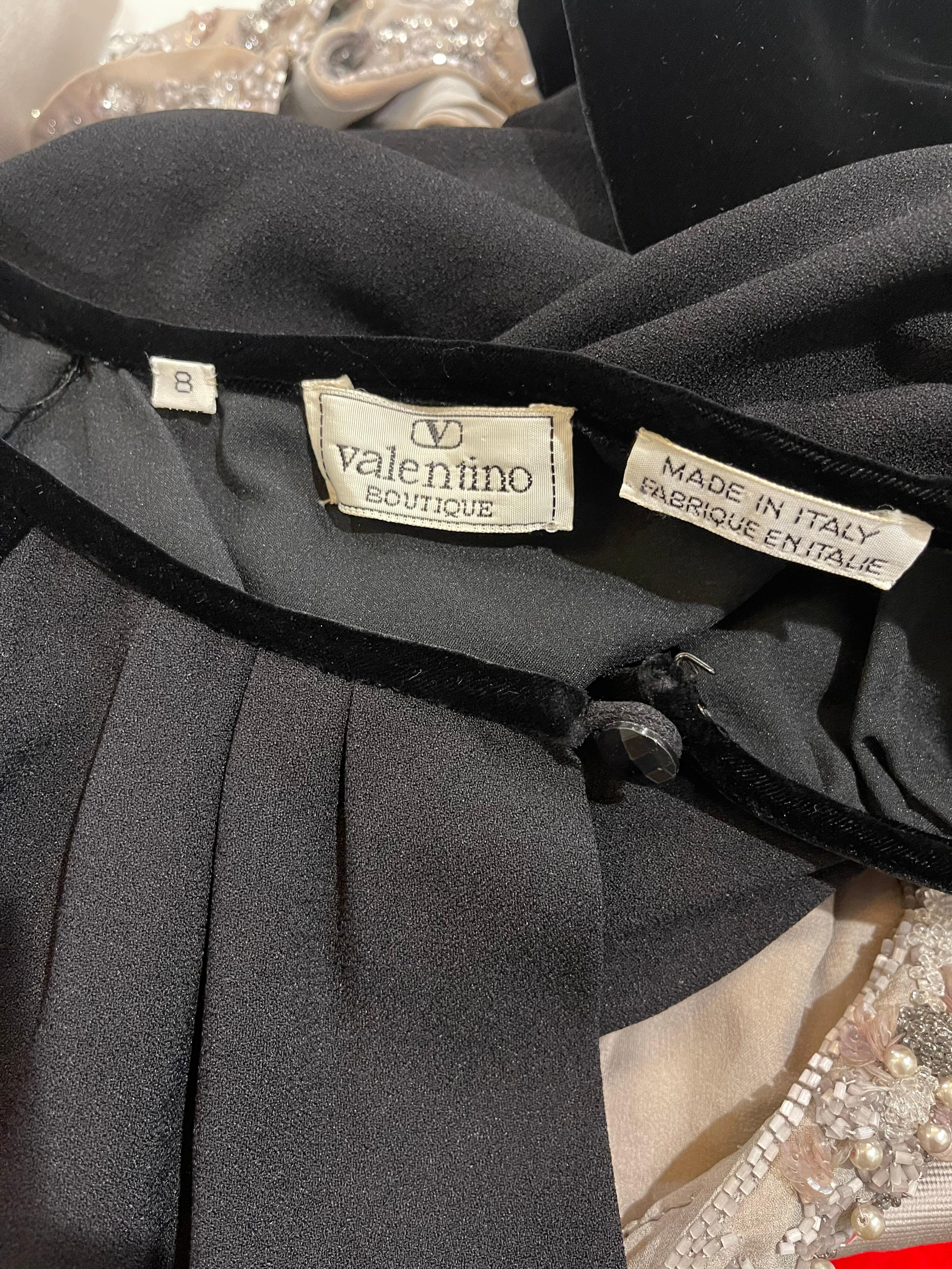 Noir Valentino - Robe noire à manches longues et ouverte sur le devant, vintage, années 1980, taille 8 en vente