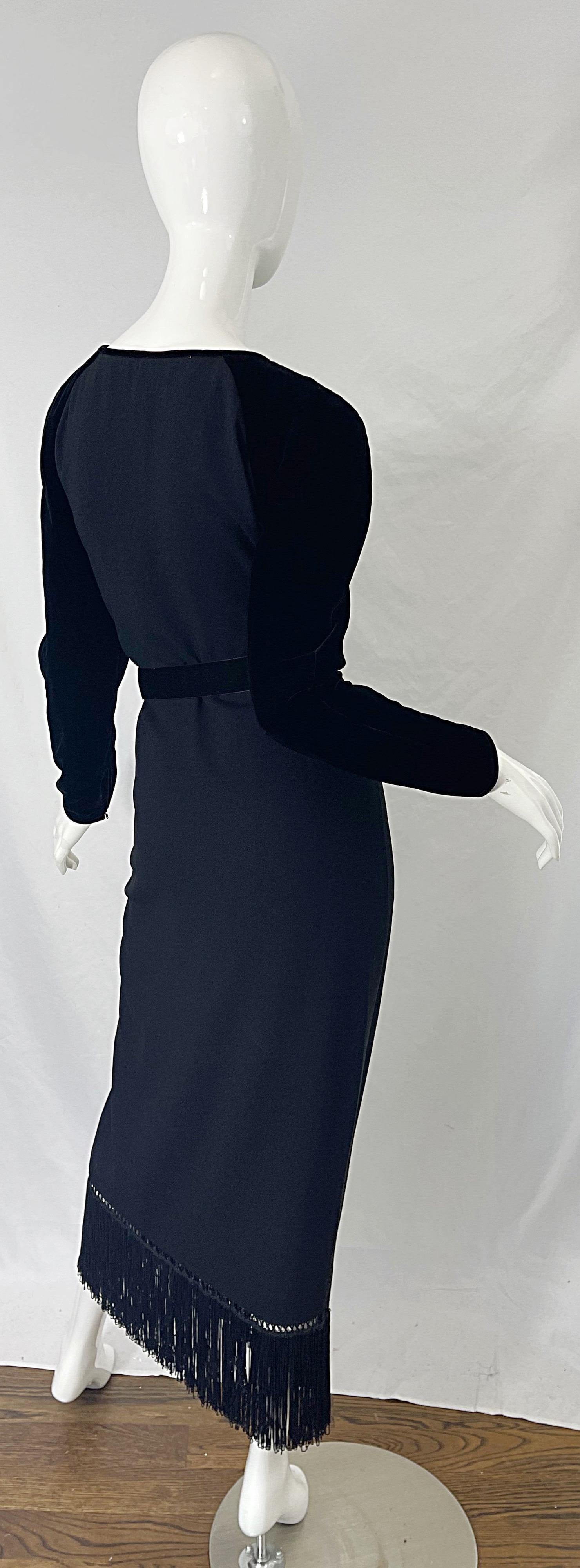 Valentino - Robe noire à manches longues et ouverte sur le devant, vintage, années 1980, taille 8 Excellent état - En vente à San Diego, CA