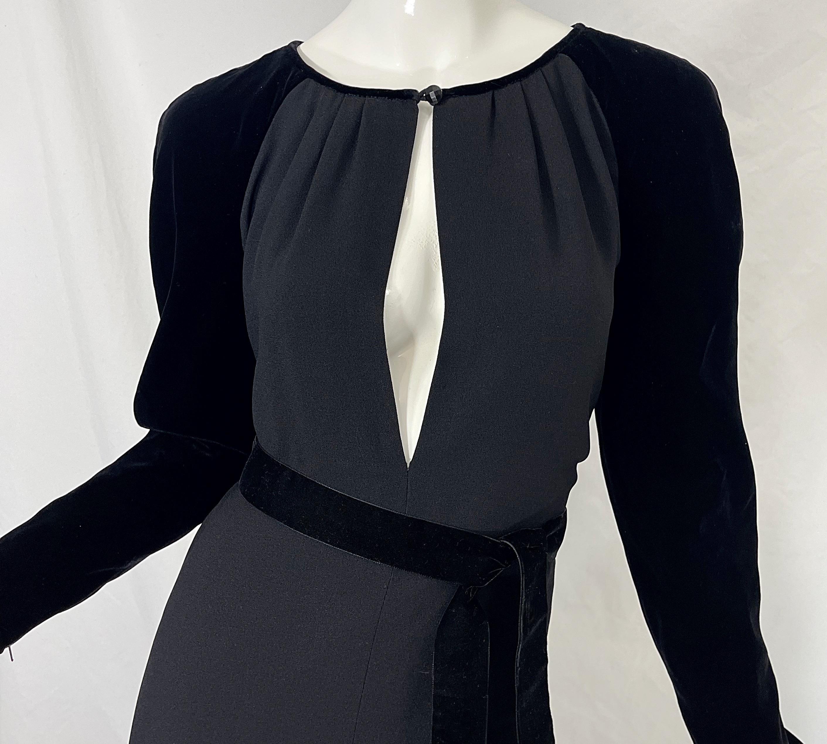 Valentino - Robe noire à manches longues et ouverte sur le devant, vintage, années 1980, taille 8 en vente 1