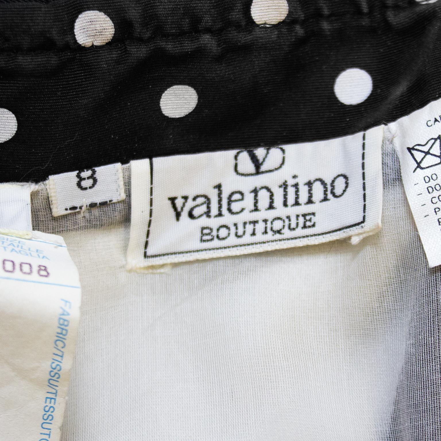 Valentino, années 1980 - Robe de cocktail sans bretelles à pois en vente 3