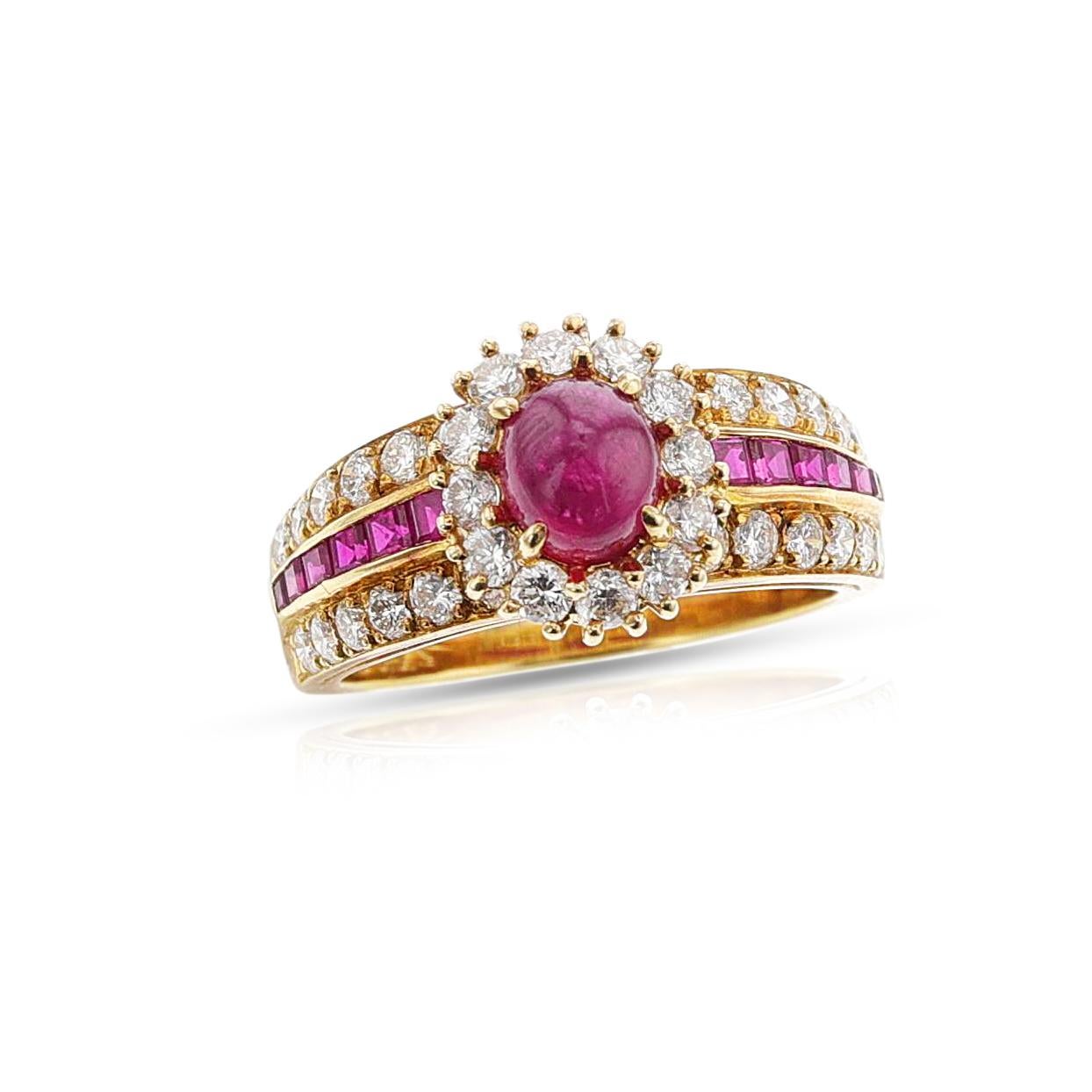 Anillo Van Cleef & Arpels de oro amarillo de 18 quilates con cabujón de rubí y halo de diamantes. Alrededor de 1980. El cabujón de rubí es de aprox. 1,20 quilates y hay 12 diamantes redondos de talla brillante rodeando al rubí, con rubíes y
