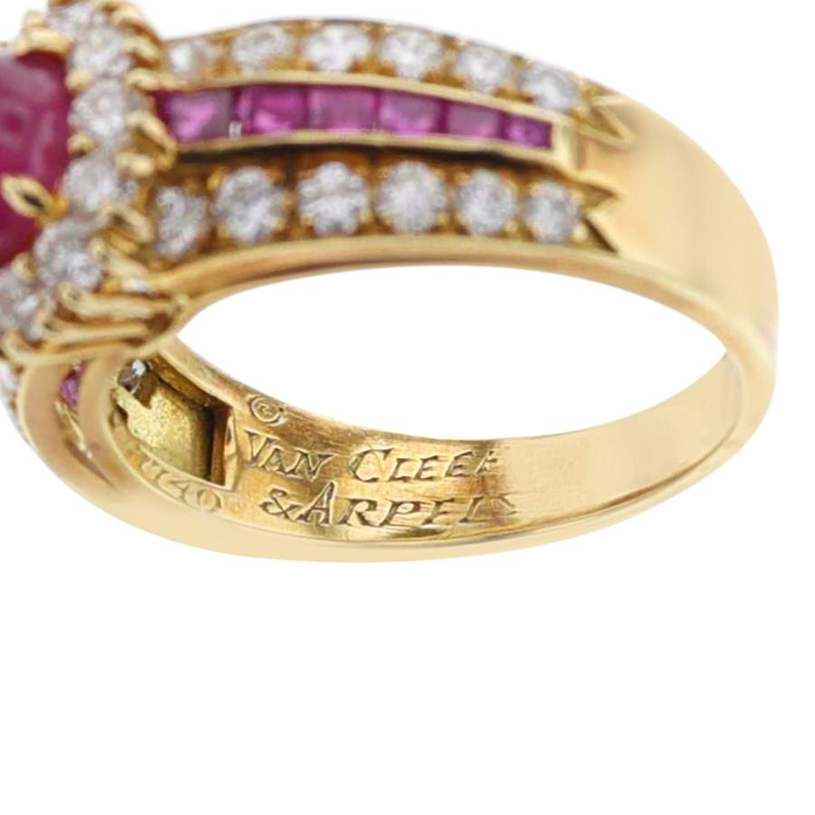 Anillo Van Cleef & Arpels de los años 80 con cabujón de rubí y halo de diamantes, 18k en Excelente estado para la venta en New York, NY