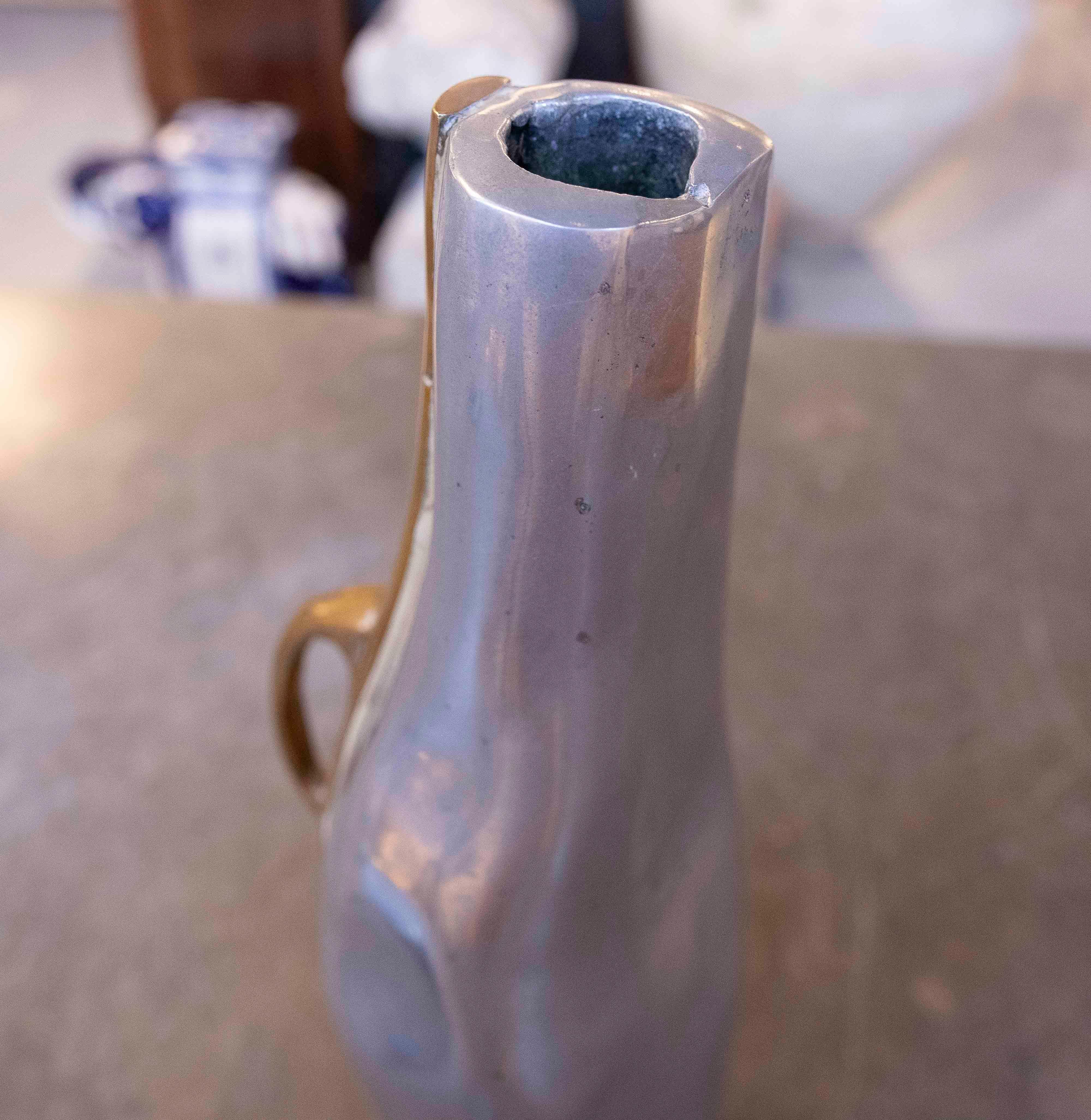 Vaso anni '80 in bronzo dorato e argentato dell'artista David Marshall in vendita 6