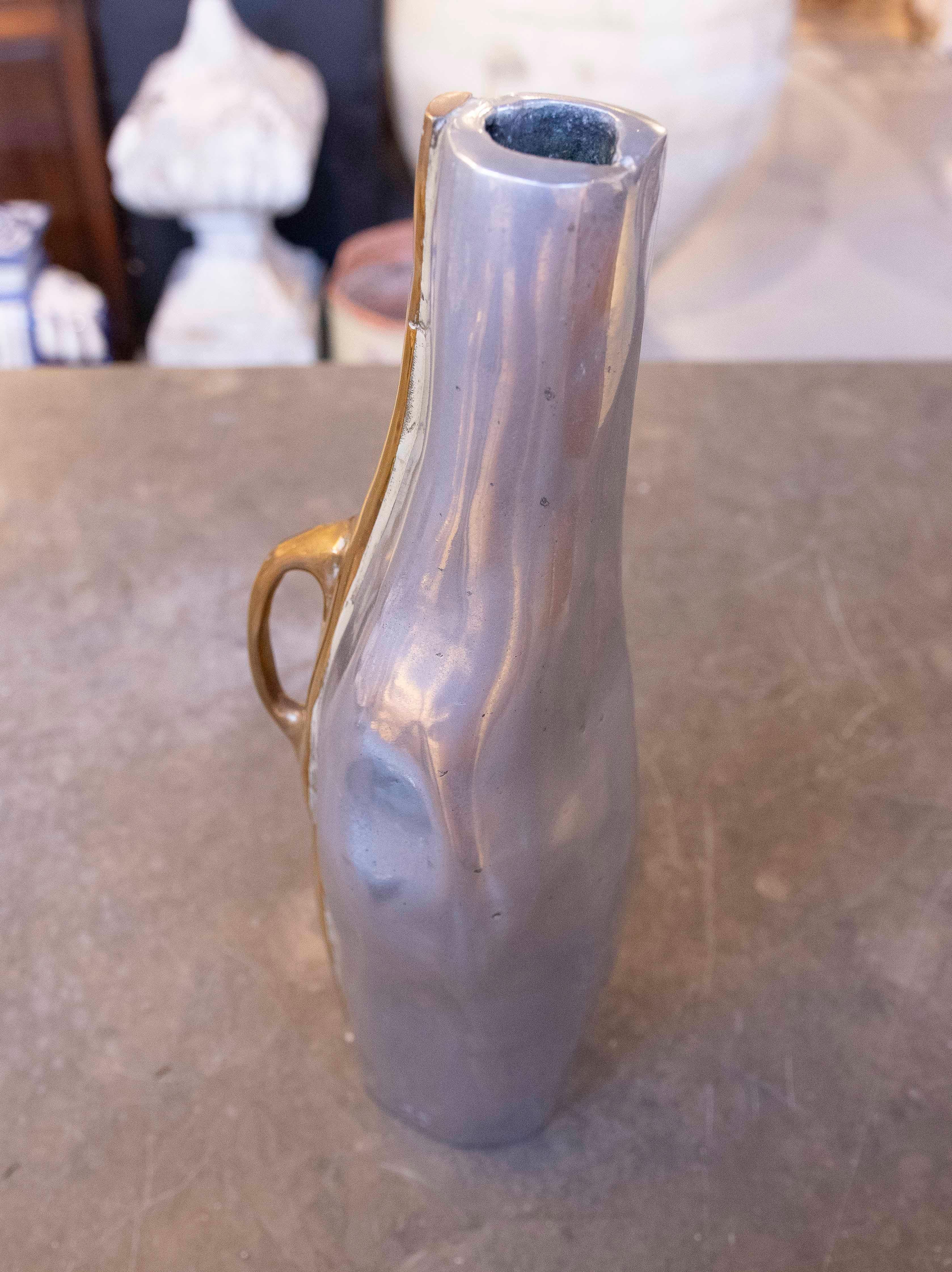 Vaso anni '80 in bronzo dorato e argentato dell'artista David Marshall in vendita 8
