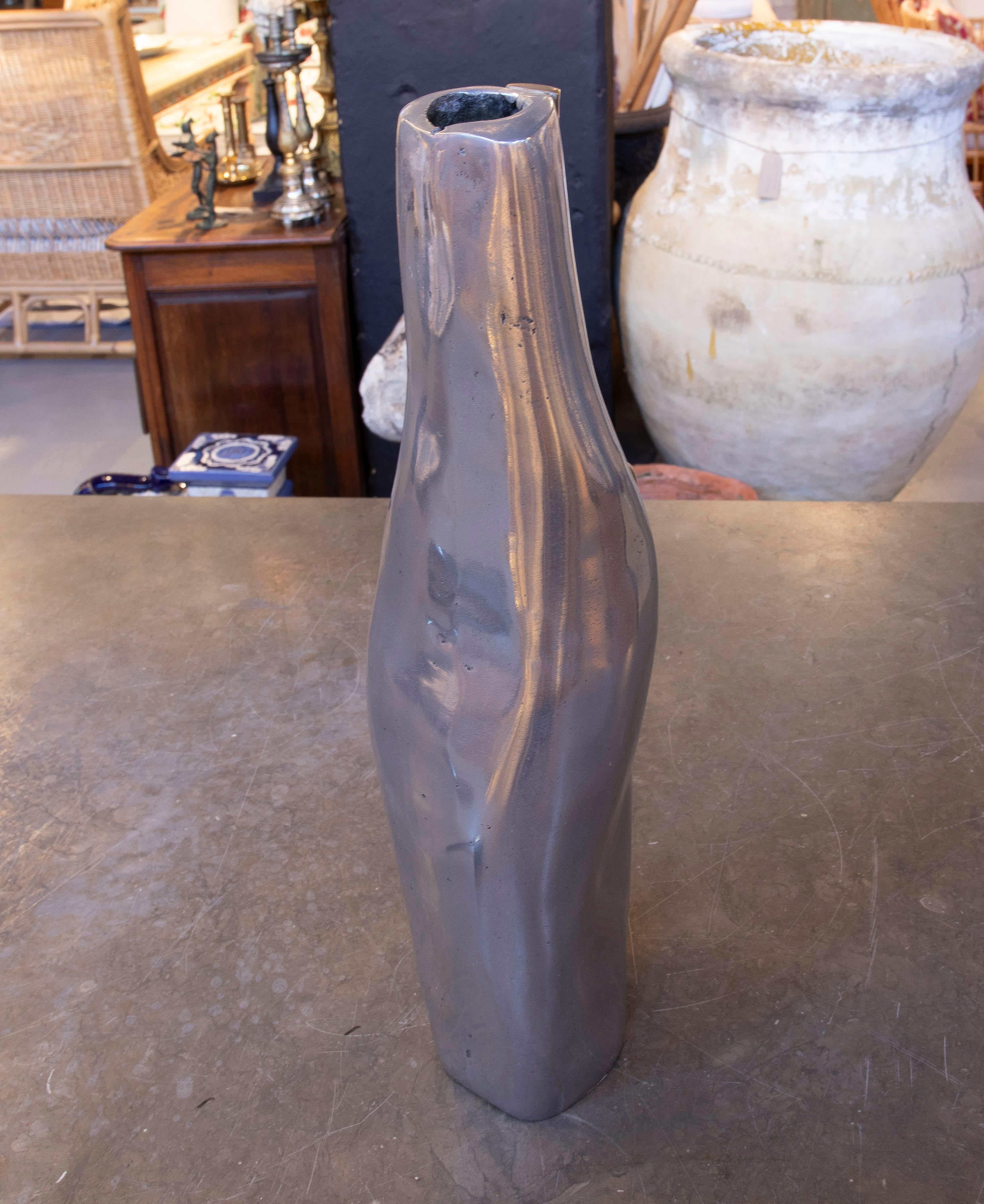 XX secolo Vaso anni '80 in bronzo dorato e argentato dell'artista David Marshall in vendita