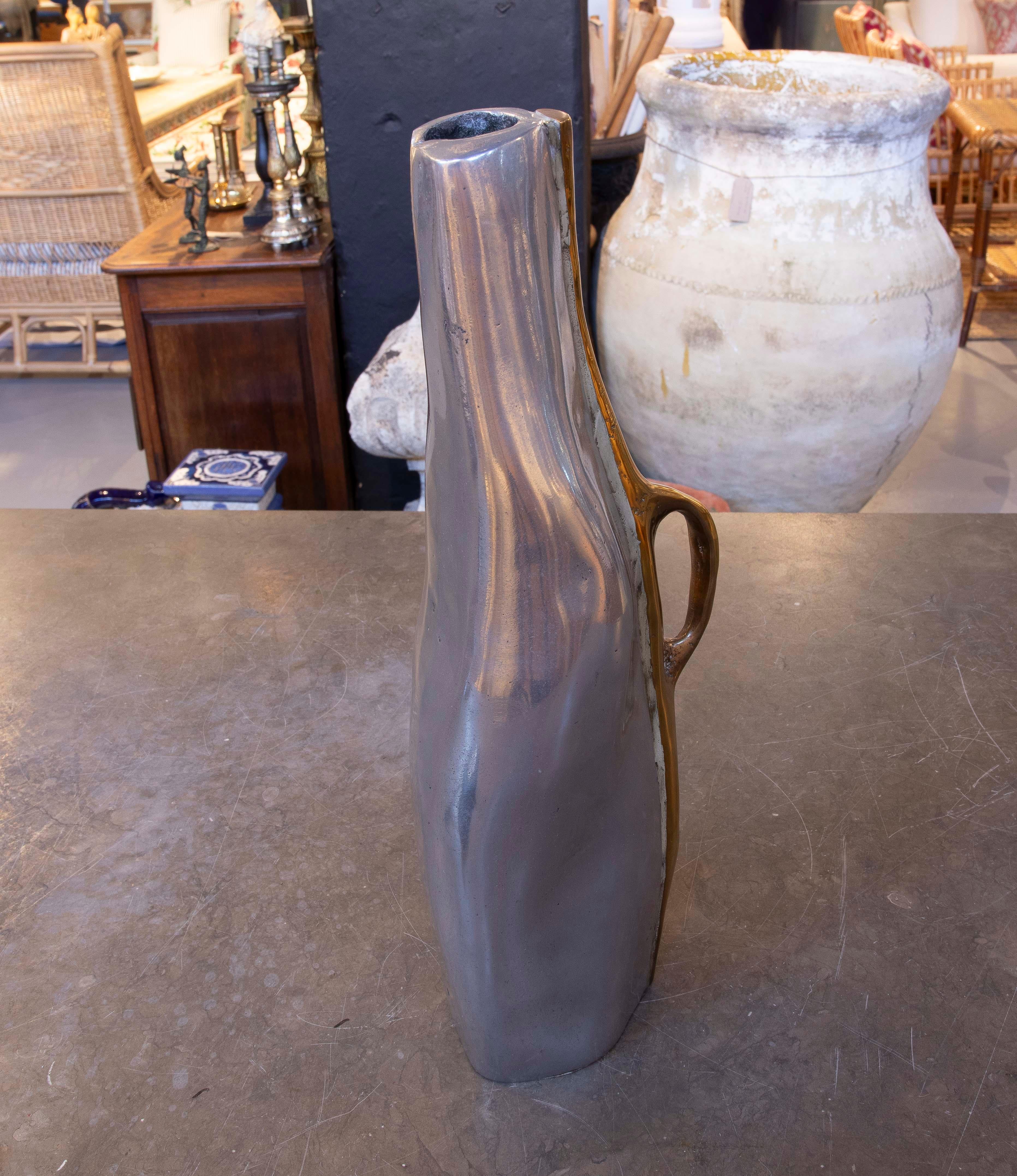 Bronzo Vaso anni '80 in bronzo dorato e argentato dell'artista David Marshall in vendita
