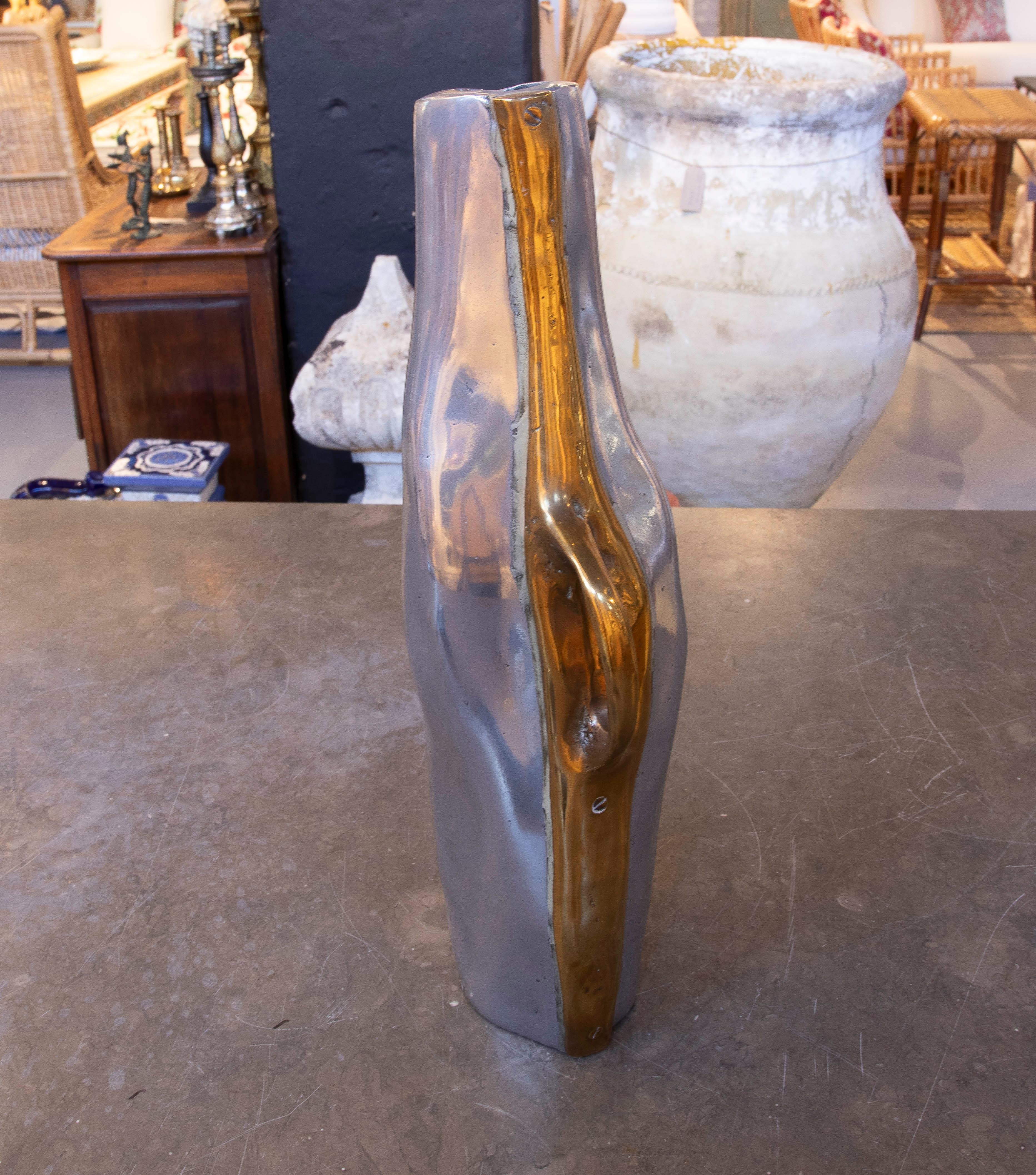 Vaso anni '80 in bronzo dorato e argentato dell'artista David Marshall in vendita 2