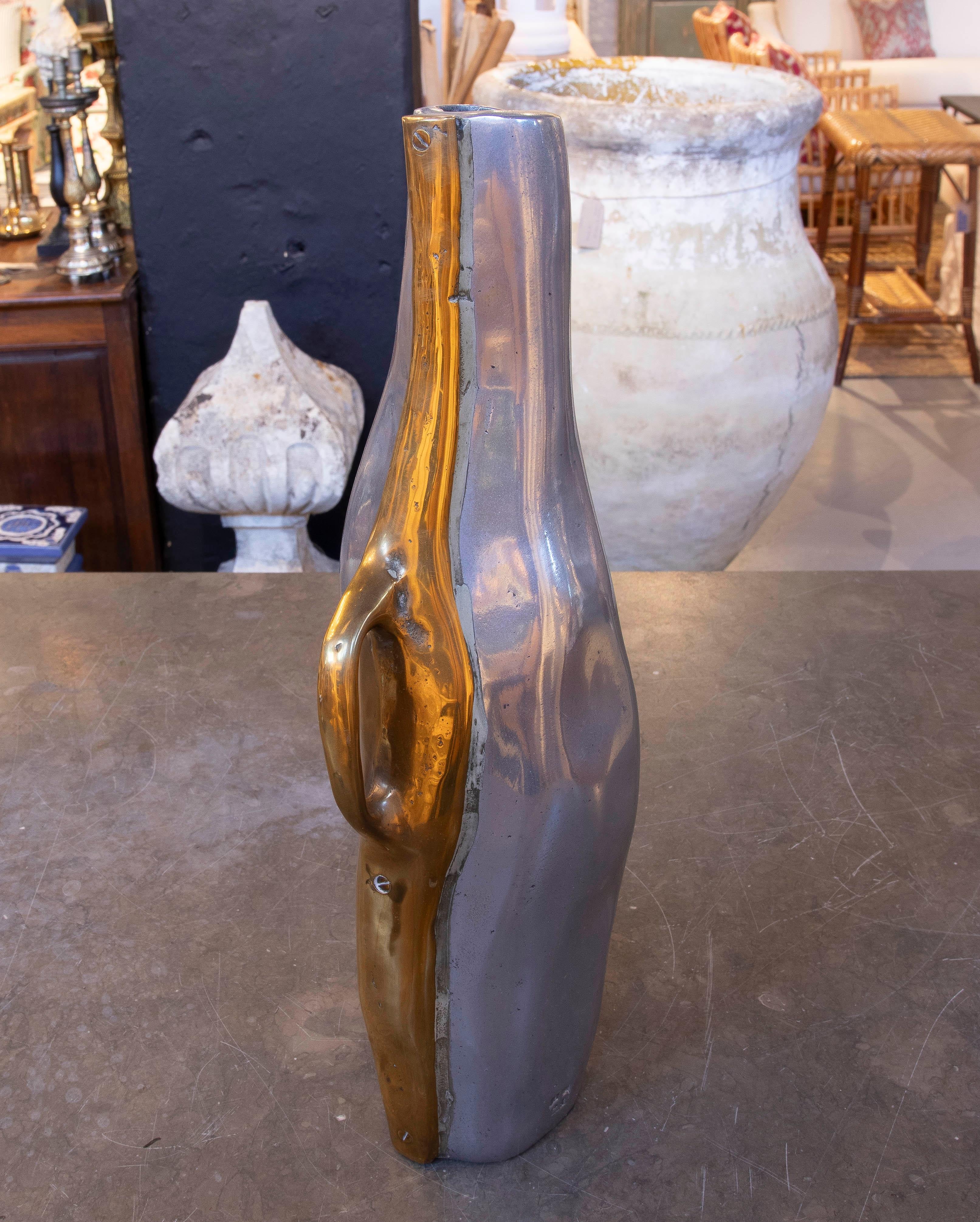 Vaso anni '80 in bronzo dorato e argentato dell'artista David Marshall in vendita 3