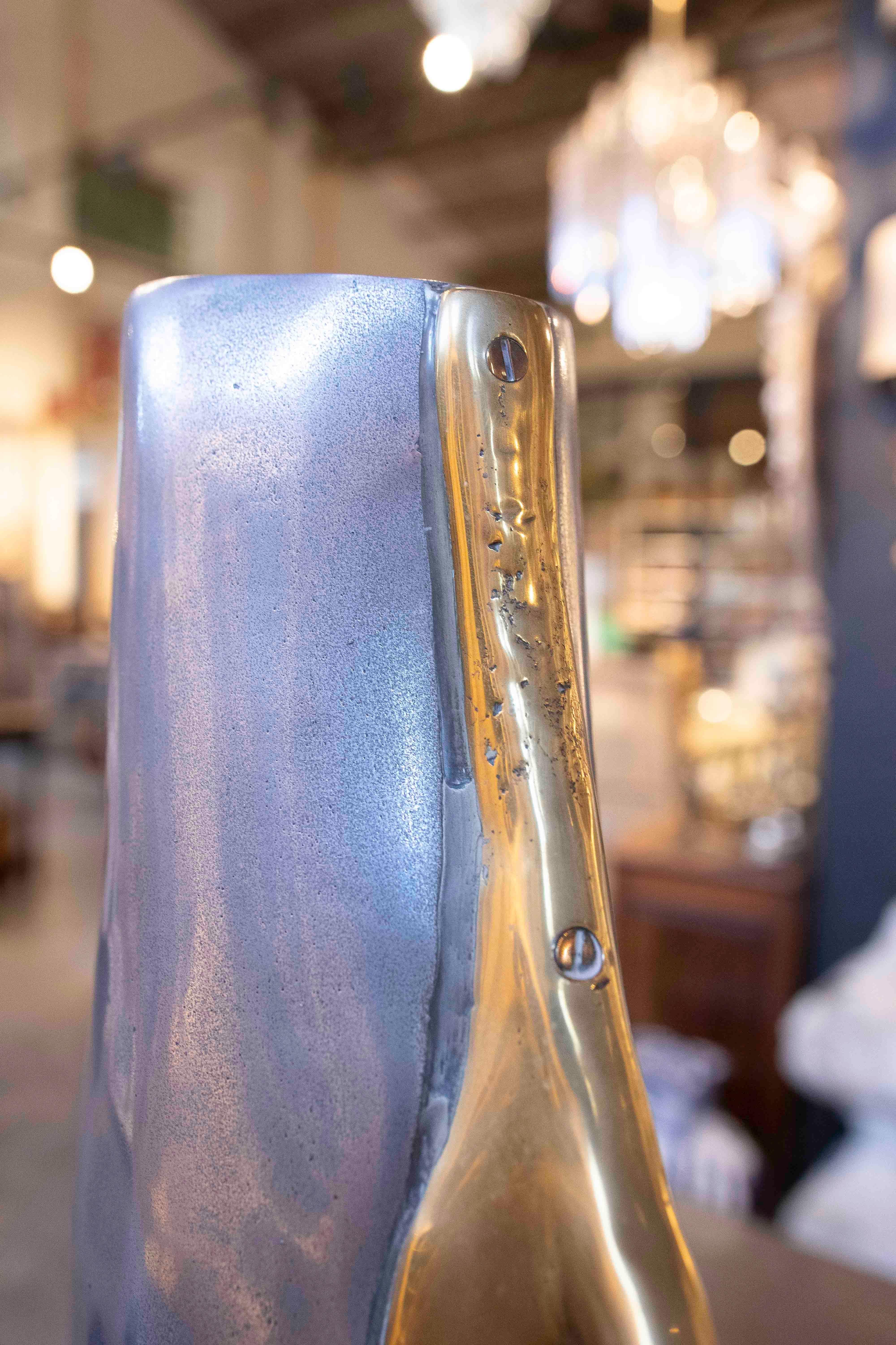 Vaso anni '80 in bronzo dorato e argentato dell'artista David Marshall in vendita 5