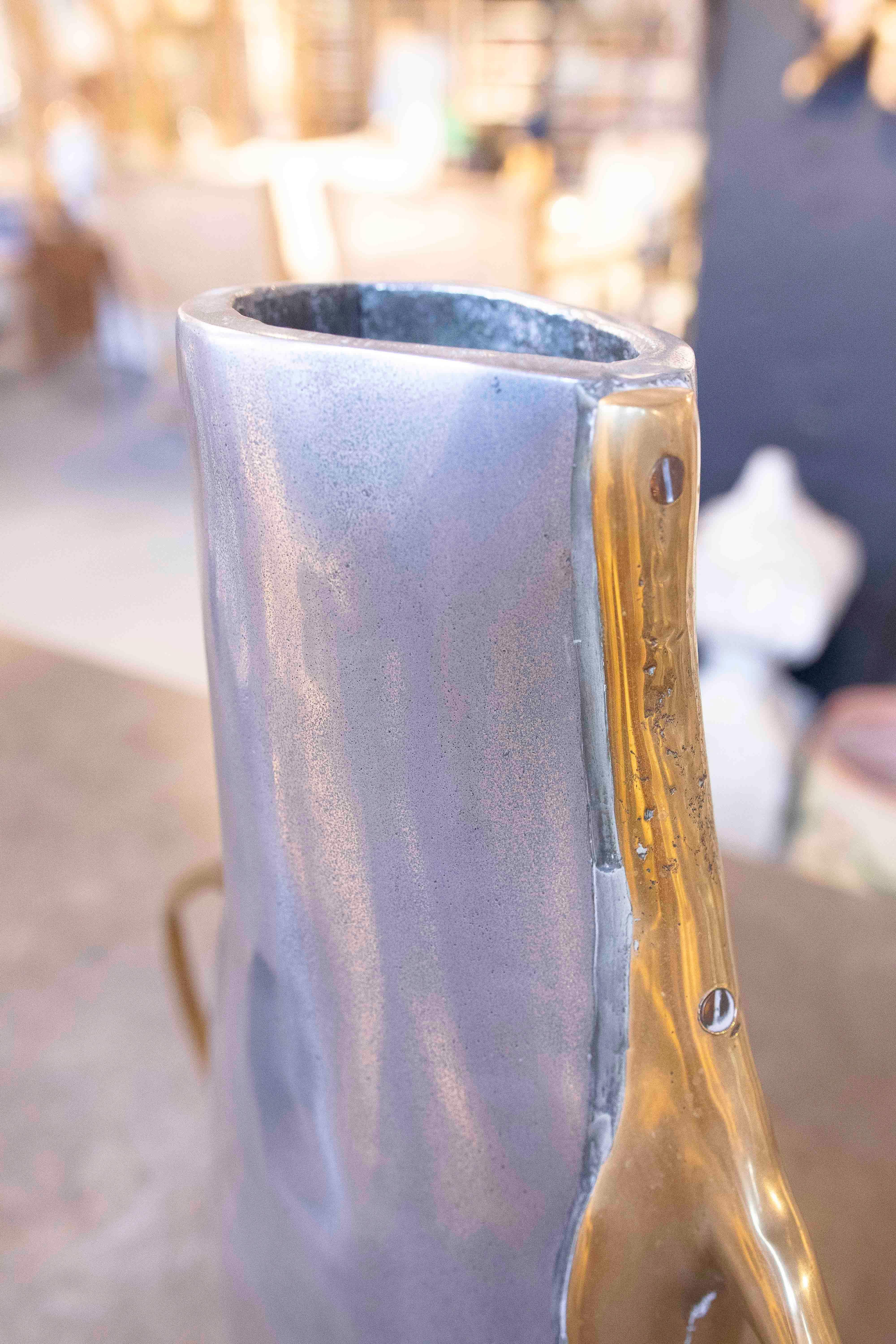 Vaso anni '80 in bronzo dorato e argentato dell'artista David Marshall in vendita 6