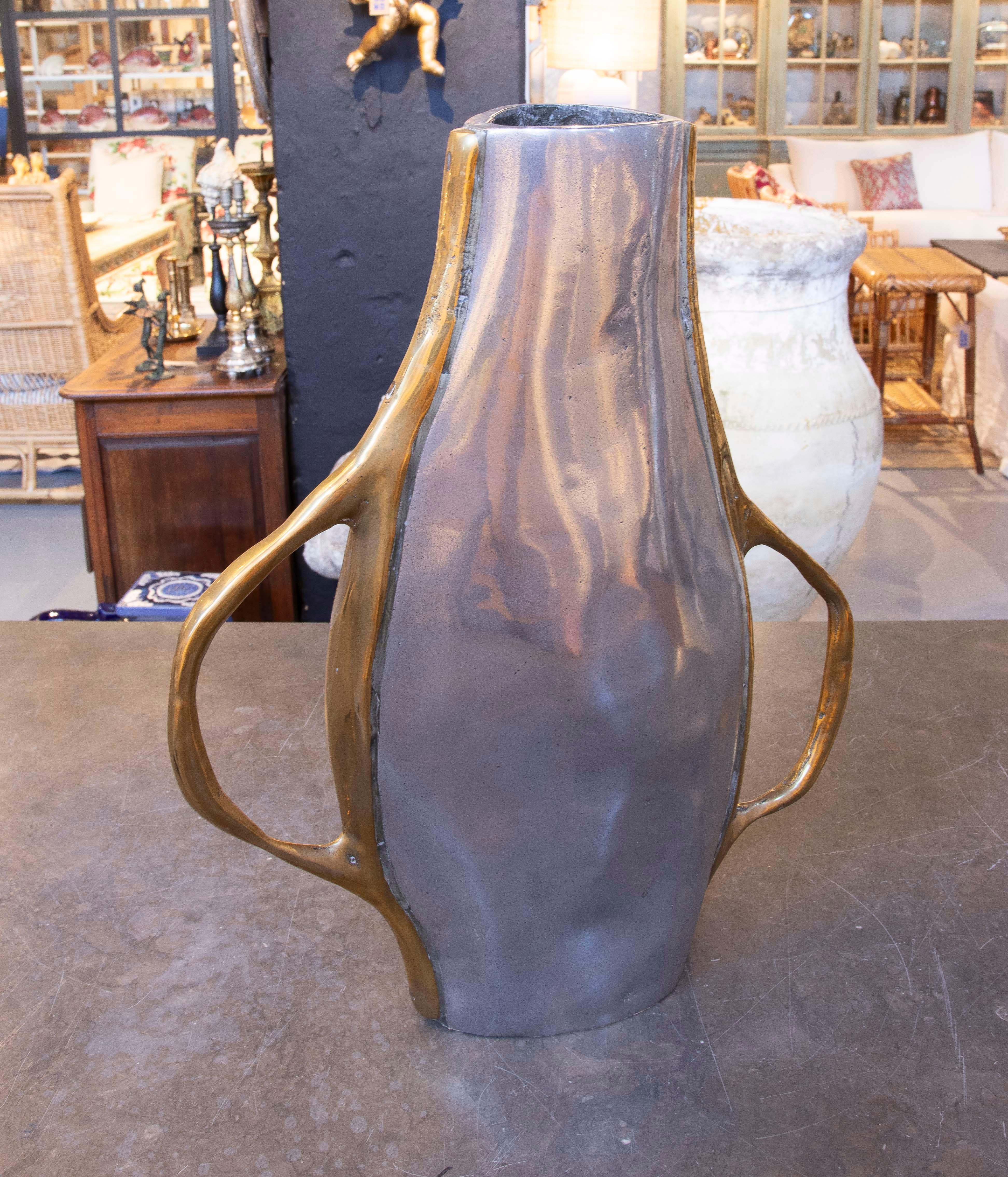 Vaso anni '80 in bronzo dorato e argentato dell'artista David Marshall 