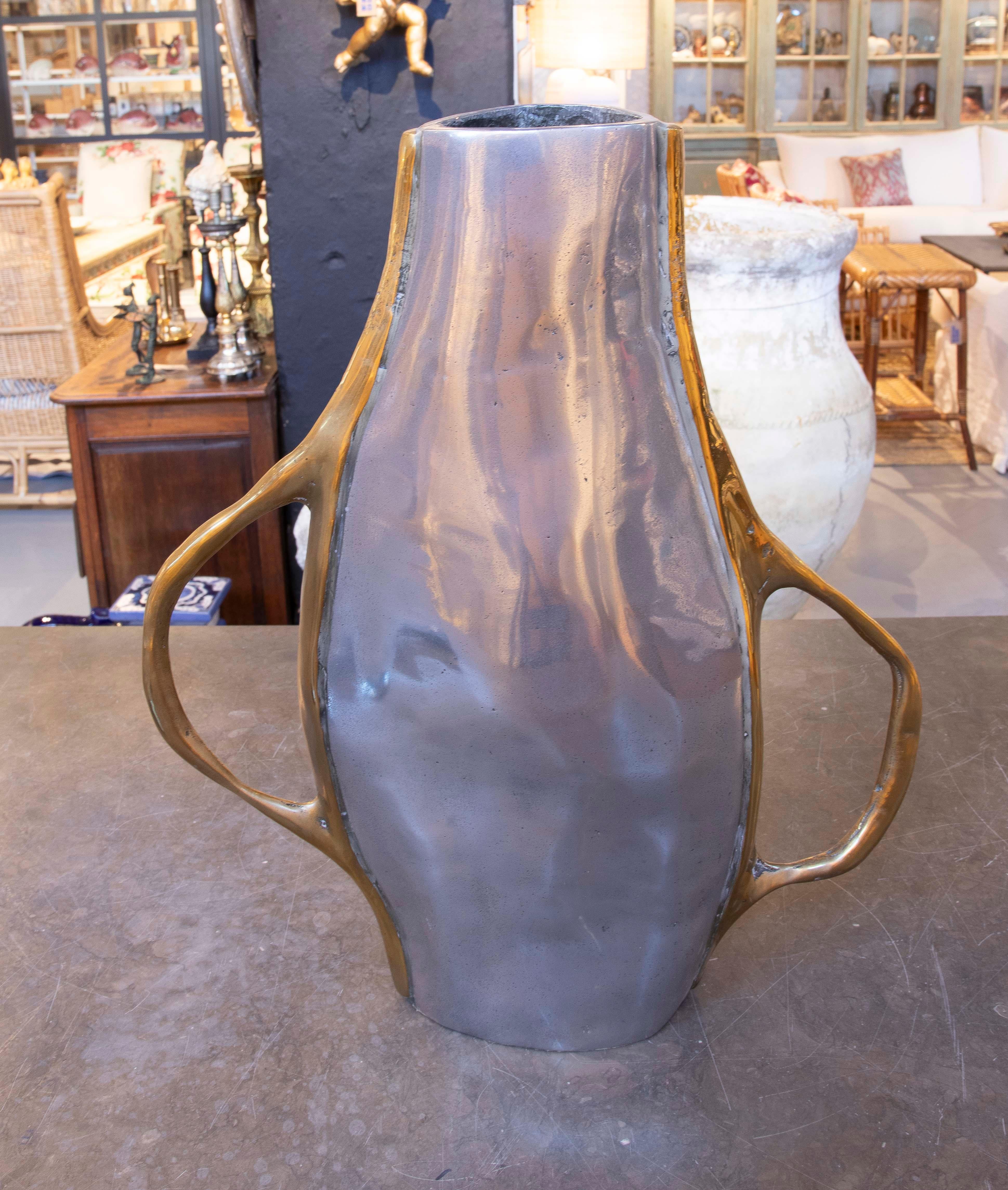 Spagnolo Vaso anni '80 in bronzo dorato e argentato dell'artista David Marshall in vendita