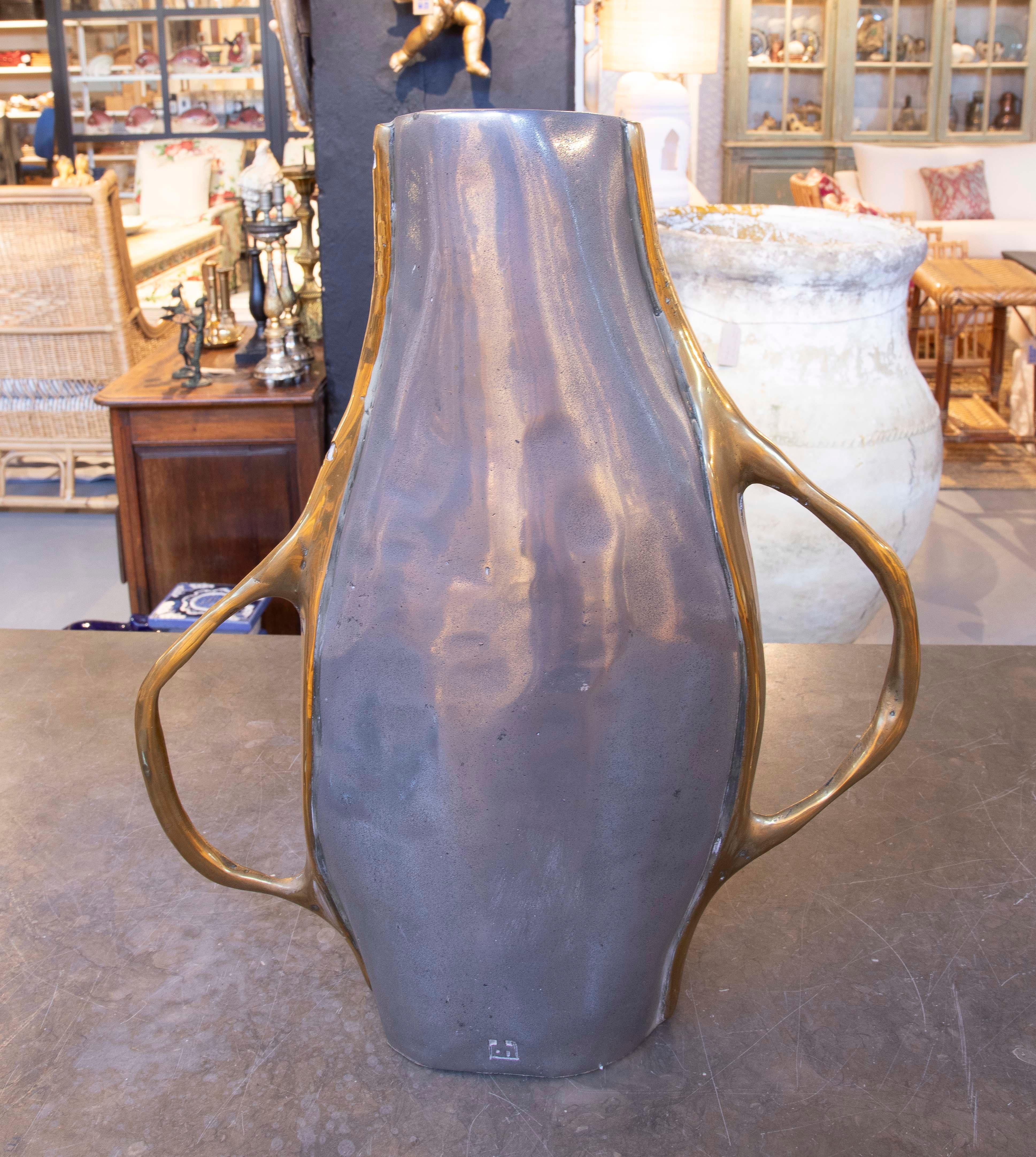 Vaso anni '80 in bronzo dorato e argentato dell'artista David Marshall in vendita 1
