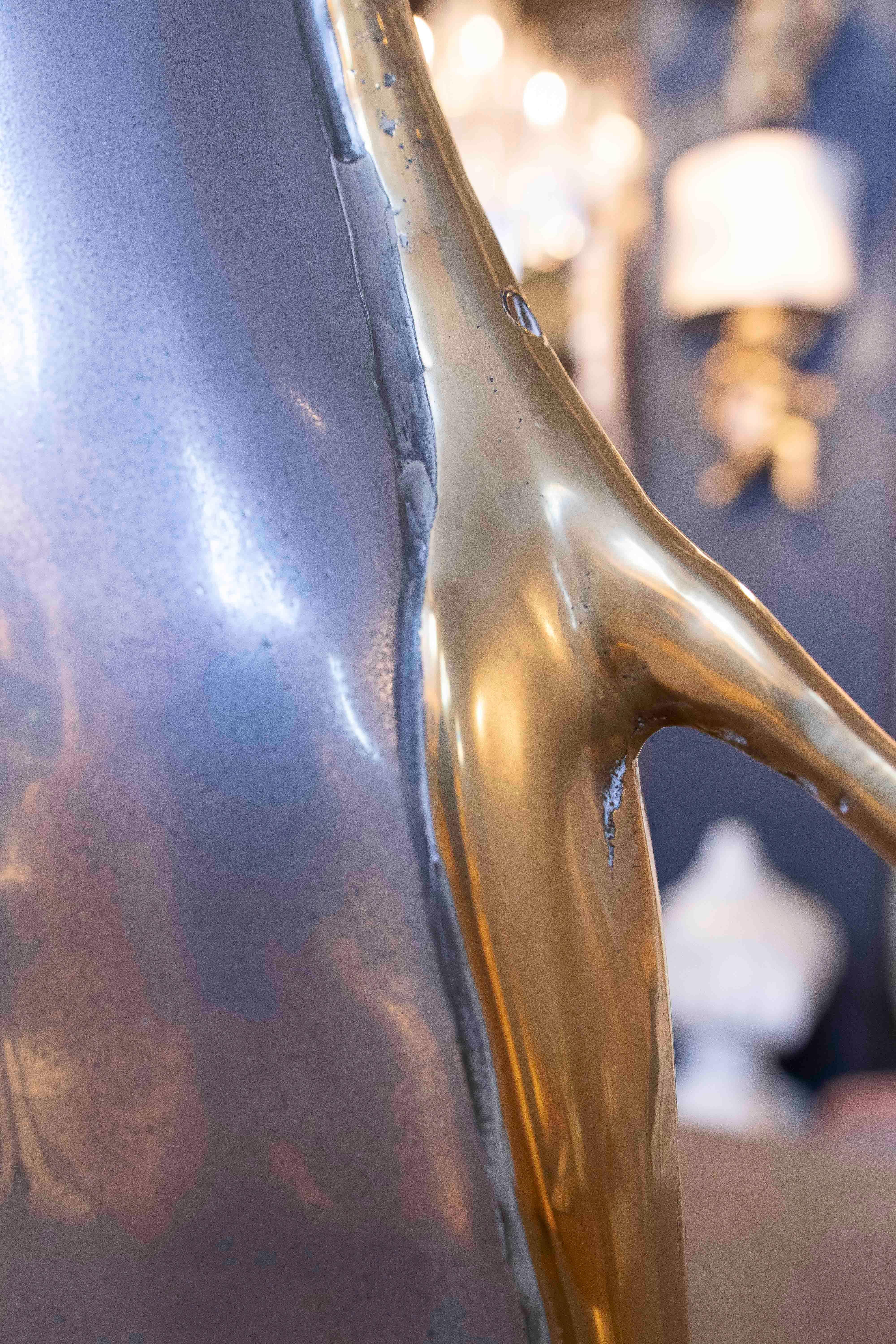 Vaso anni '80 in bronzo dorato e argentato dell'artista David Marshall in vendita 3