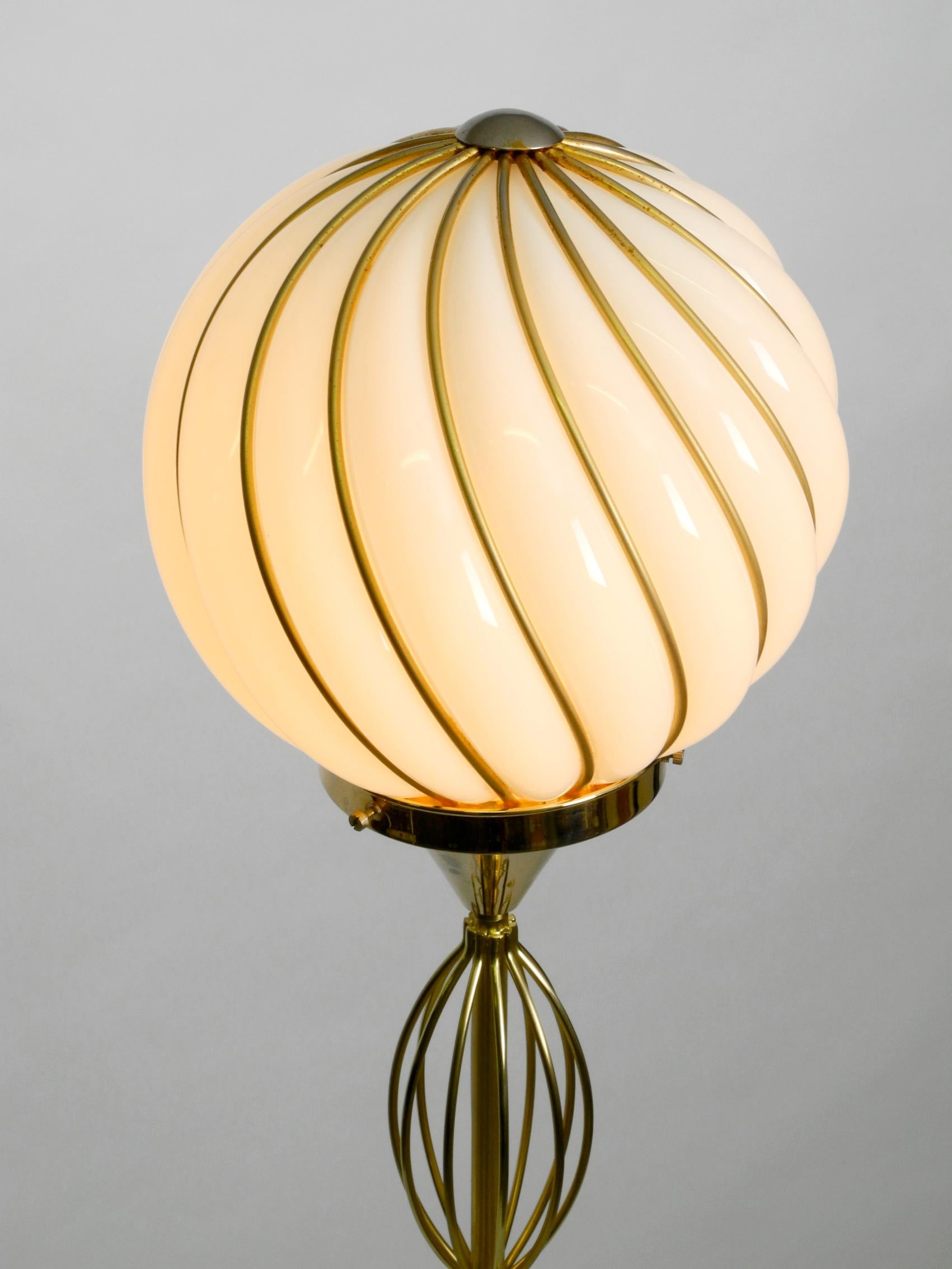1980er Jahre VeArt XL handgefertigte Metall-Stehlampe mit messingfarbenen Details und Glasschirm (Ende des 20. Jahrhunderts)