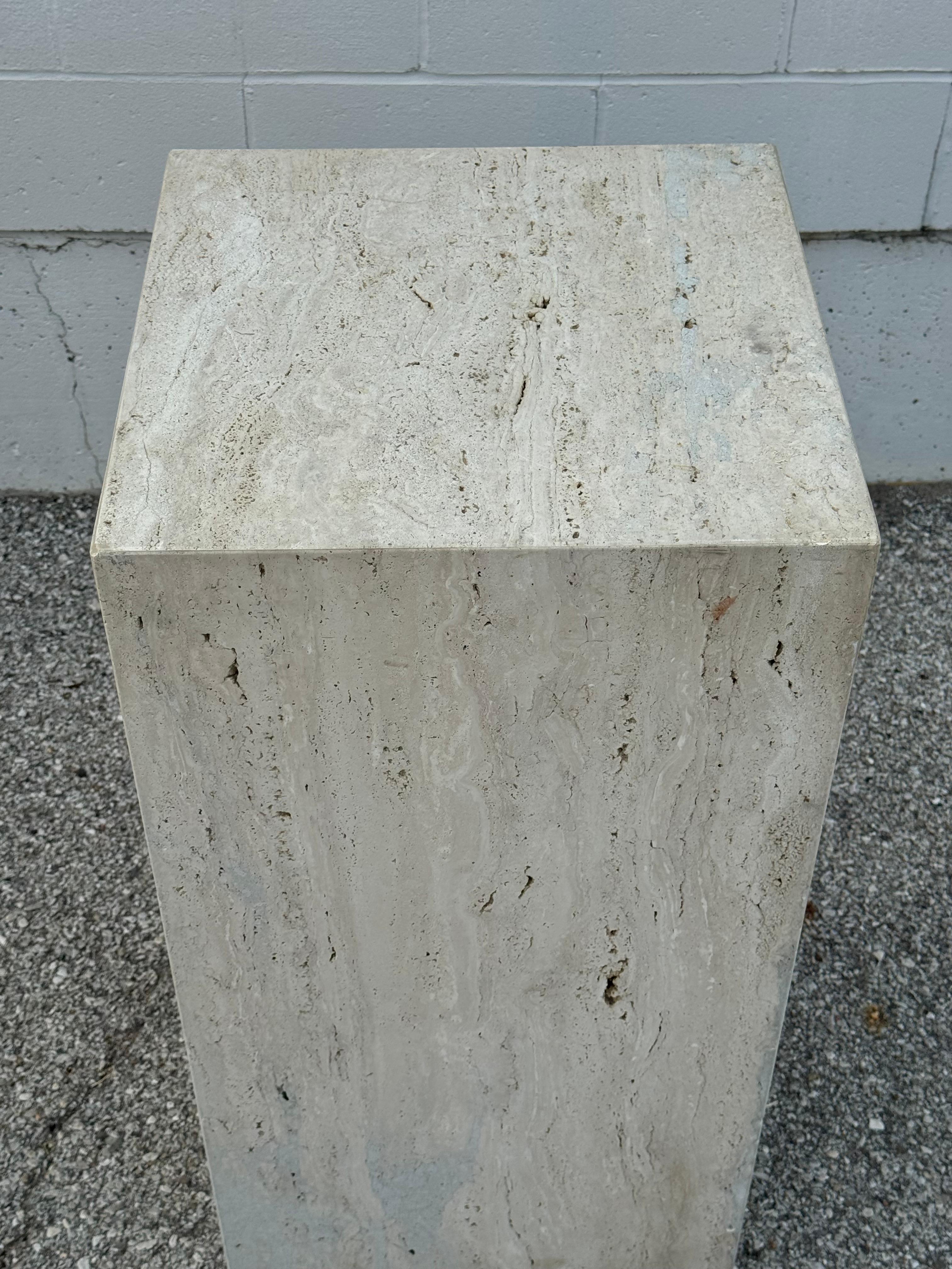 1980s Vein Cut Italian Beige Travertine Pedestal Art Display - Stand or Column In Good Condition In St. Louis, MO
