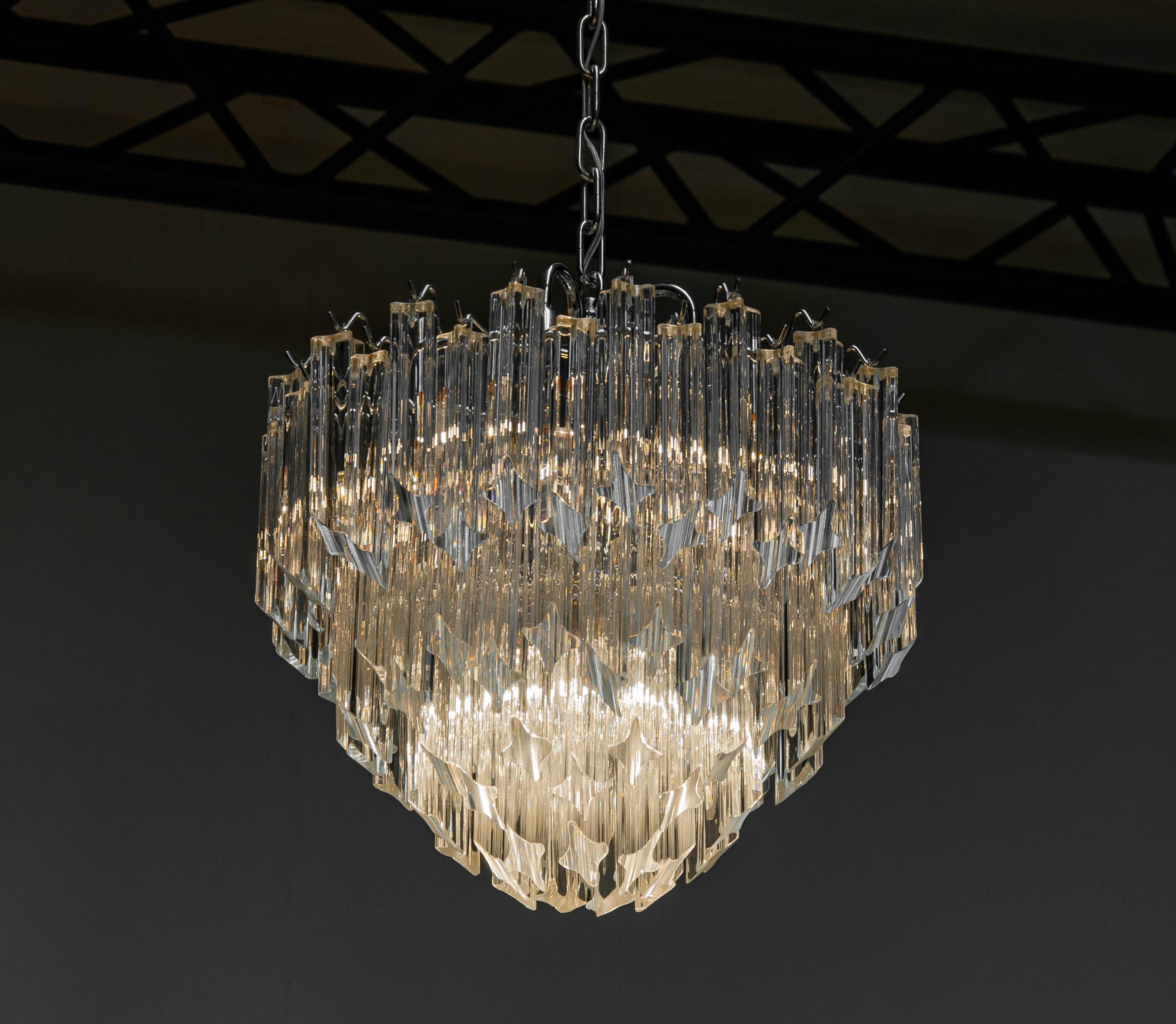 Italiano Lampadario anni '80 Venini cromato con 91 cristalli trasparenti di Murano Italia in vendita