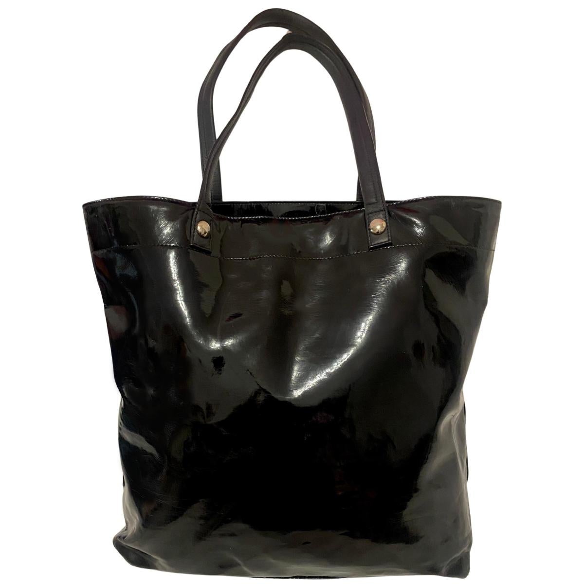 1980s Versace  Black Patent Leather Medusa Cut Out Tote Bag, black patent leather, front cut out Medusa, silver hardware, beige lining with multiple compartments, zipped side internal pocket, two black leather straps, Made in Italy 

Dimensions: