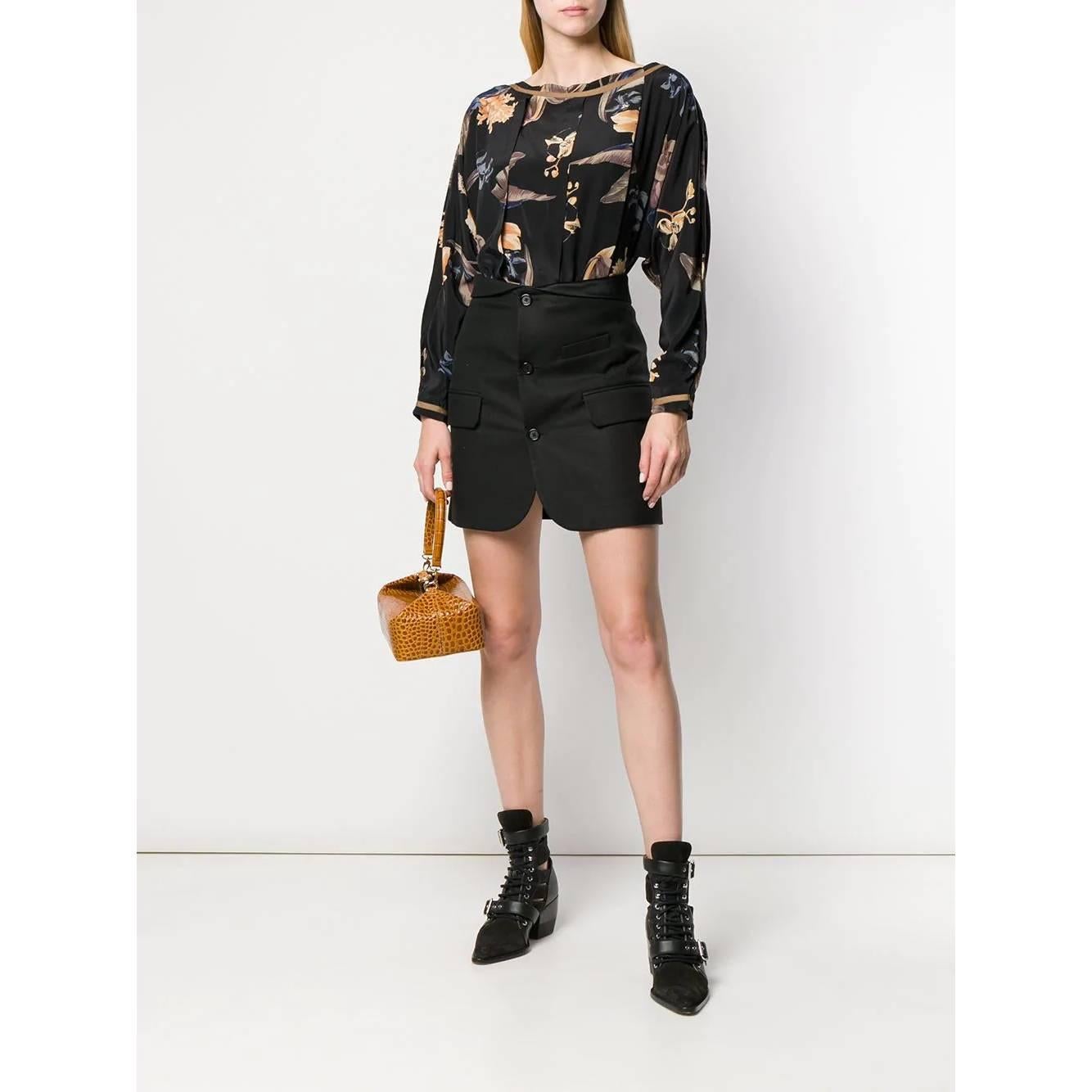 Versace black silk blouse with multicolor floral print. Pleated model, crewneck and long batwing sleeves.

Size: 44 IT

Flat measurements
Height: 70 cm
Shoulders: 40 cm
Sleeves: 63 cm

Product code: A5758

Composition: Silk

Made in: