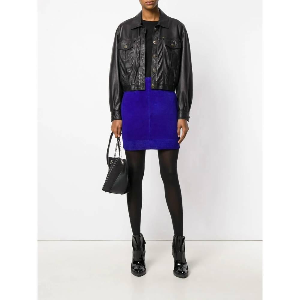 Versus electric blue suede straight mini skirt. Medium waist and back zip closure. Lined.

Size: 44 IT

Flat measurements
Height: 44 cm
Waist: 36 cm

Product code: A5510

Notes: The product is discolored along the hips, as shown in the