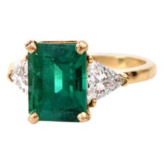 1980s Very Fine Colombian Emerald Triangular Diamond Gold Ring