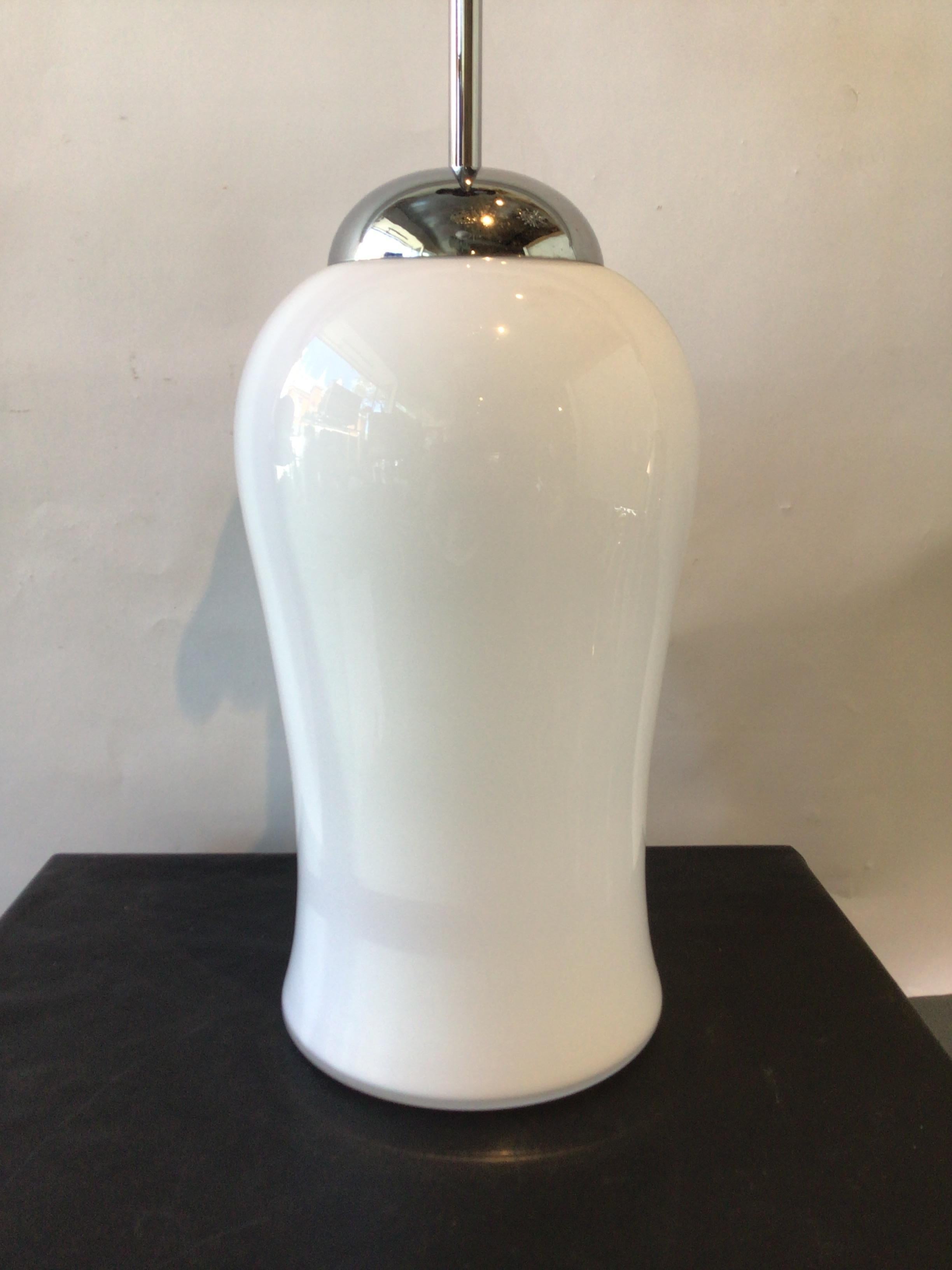 Lámpara de sobremesa Vetri de cristal de Murano blanco de los años 80 con detalles cromados.