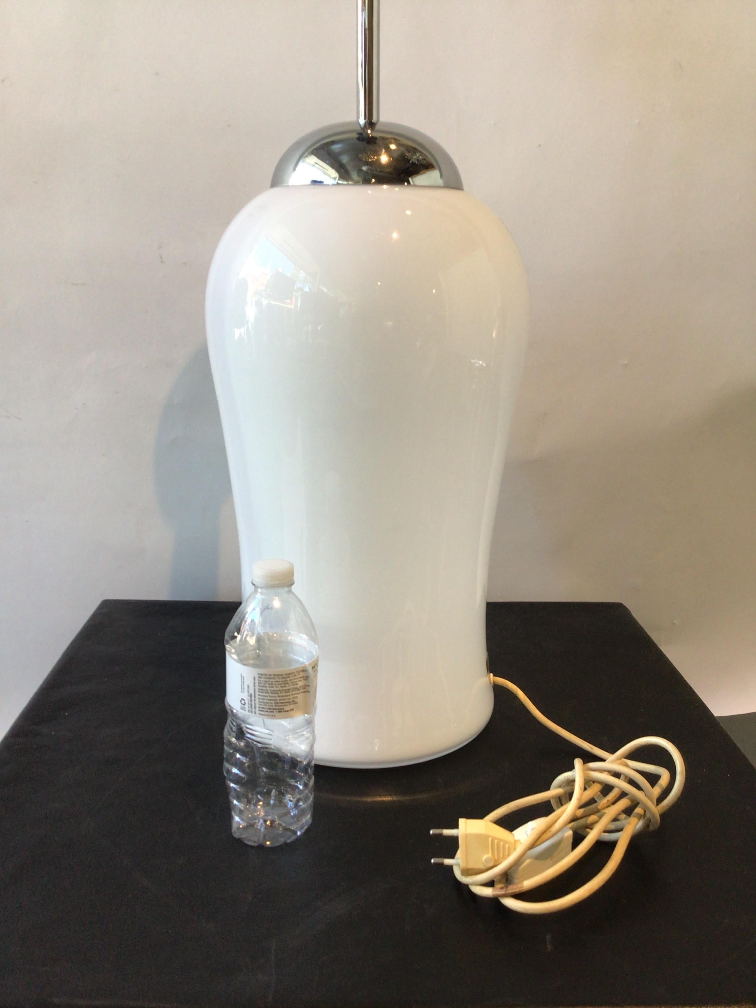 1980er Vetri-Lampe aus weißem Muranoglas mit Chrom-Akzenten im Zustand „Gut“ im Angebot in Tarrytown, NY