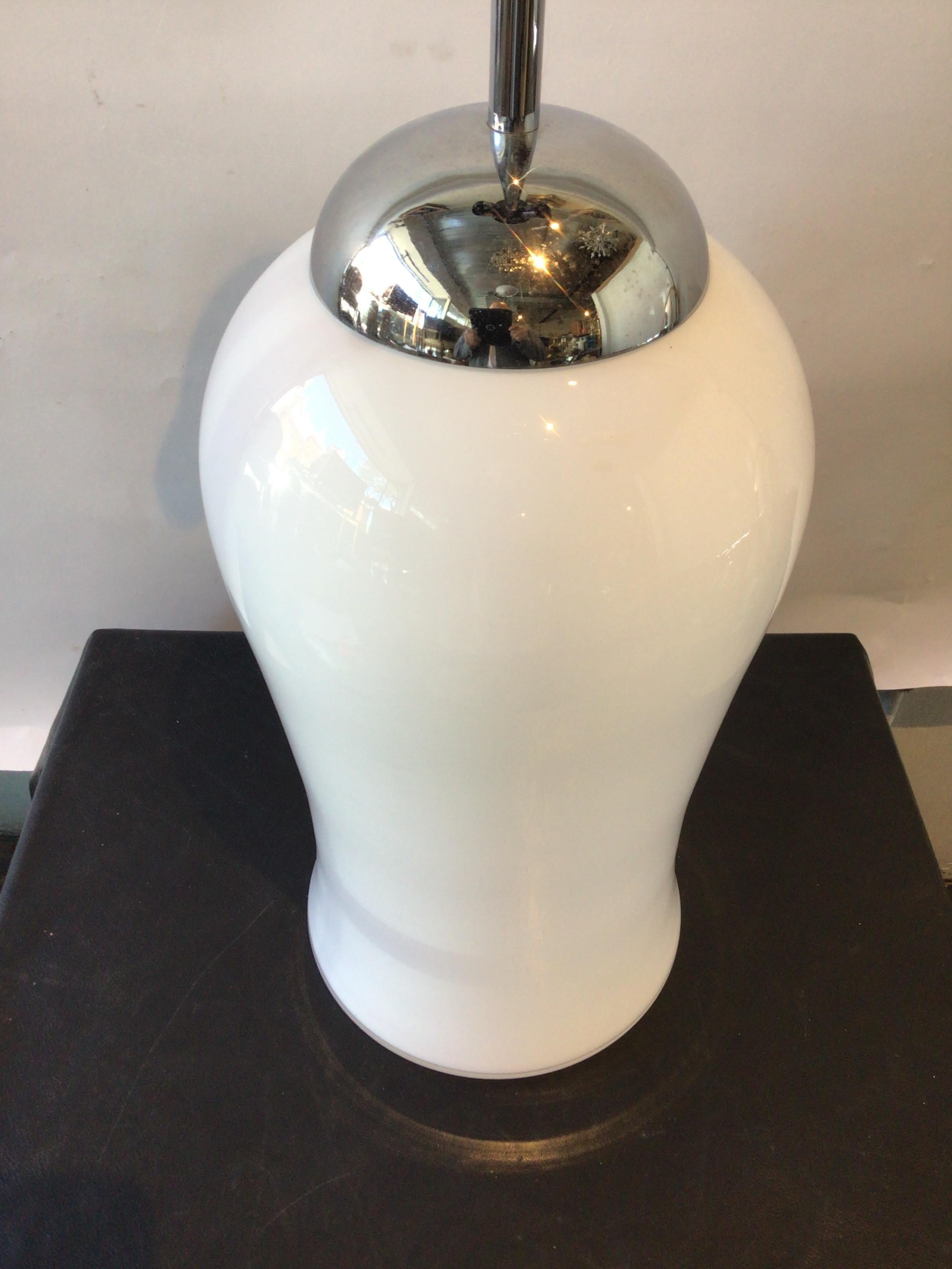 1980er Vetri-Lampe aus weißem Muranoglas mit Chrom-Akzenten (Ende des 20. Jahrhunderts) im Angebot
