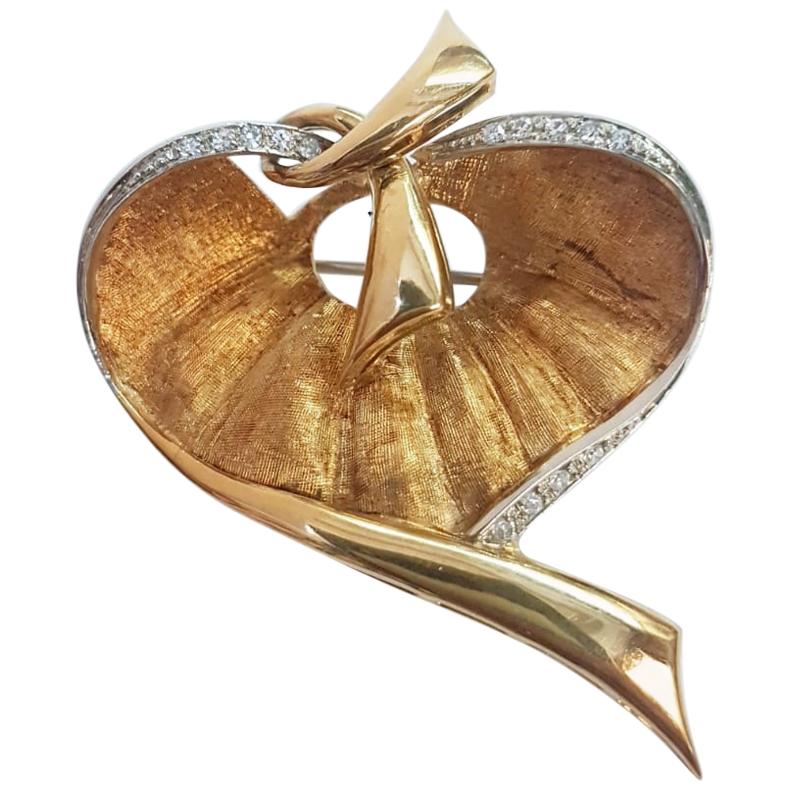 1980s Italian Craftsmanship 18 Karat Yellow Gold Diamond Leaf Shape Brooch For Sale