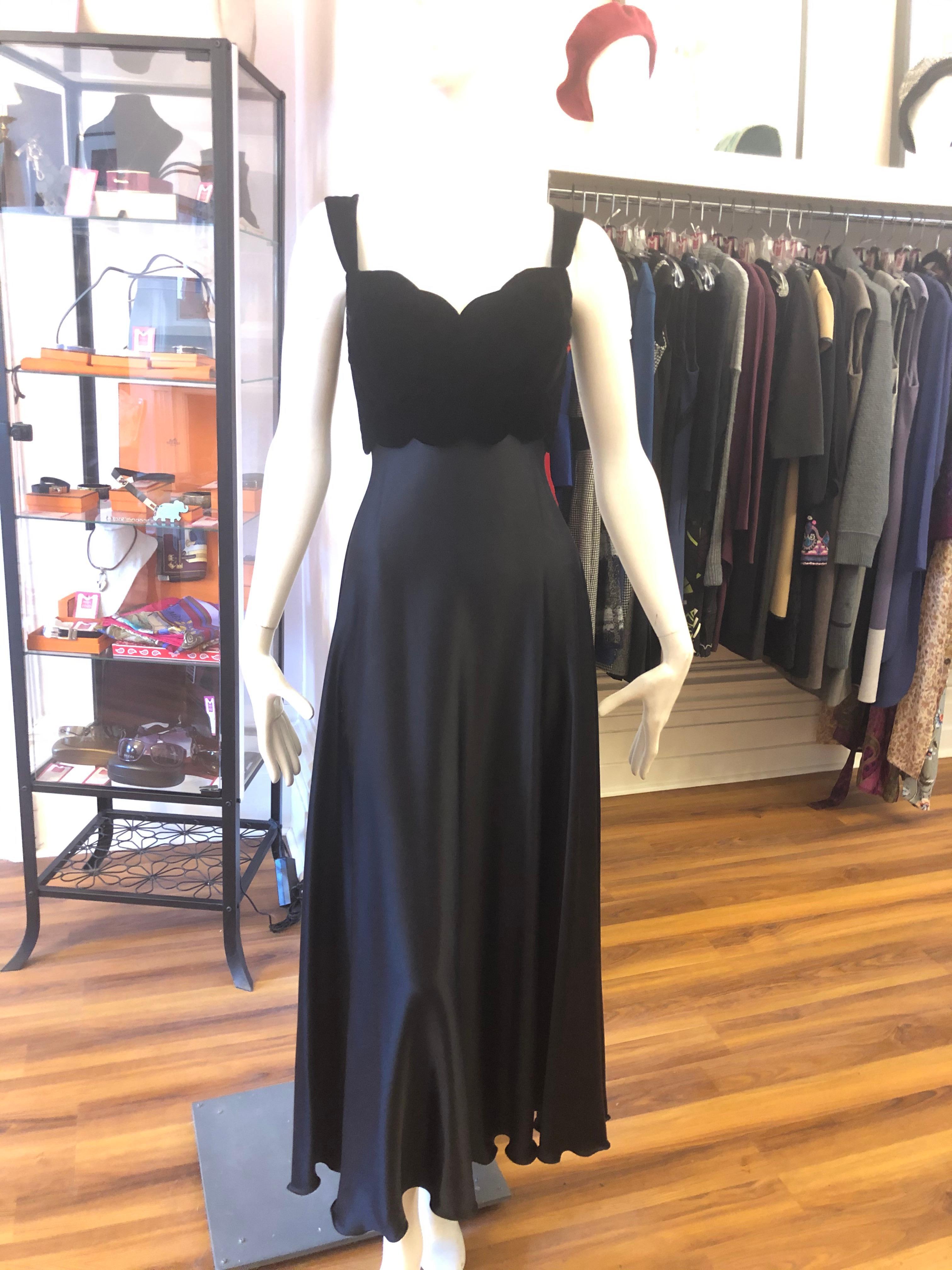 Elegant Vicky Tiel Couture black dress with a scalloped and boned velvet bodice and silk skirt. The soft flowing silk skirt has scalloped hems which replicate the bodice. Closure is by way of a hidden centre back zipper. The silk skirt Its