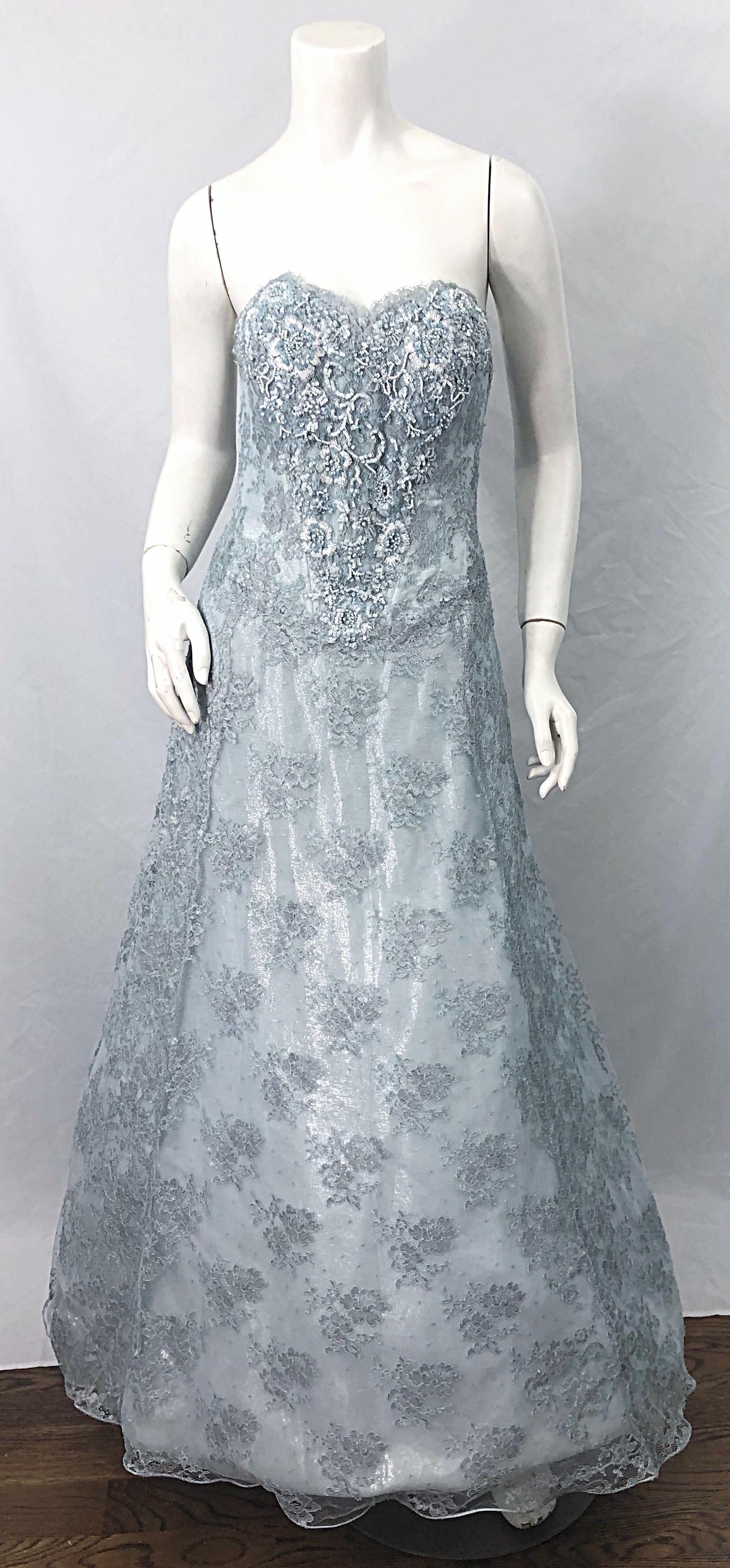 1980er Vicky Tiel Couture Größe 12 / 46 80er Jahre Seidenkleid mit Perlenbesatz in Hellblau + Bolero (Grau) im Angebot