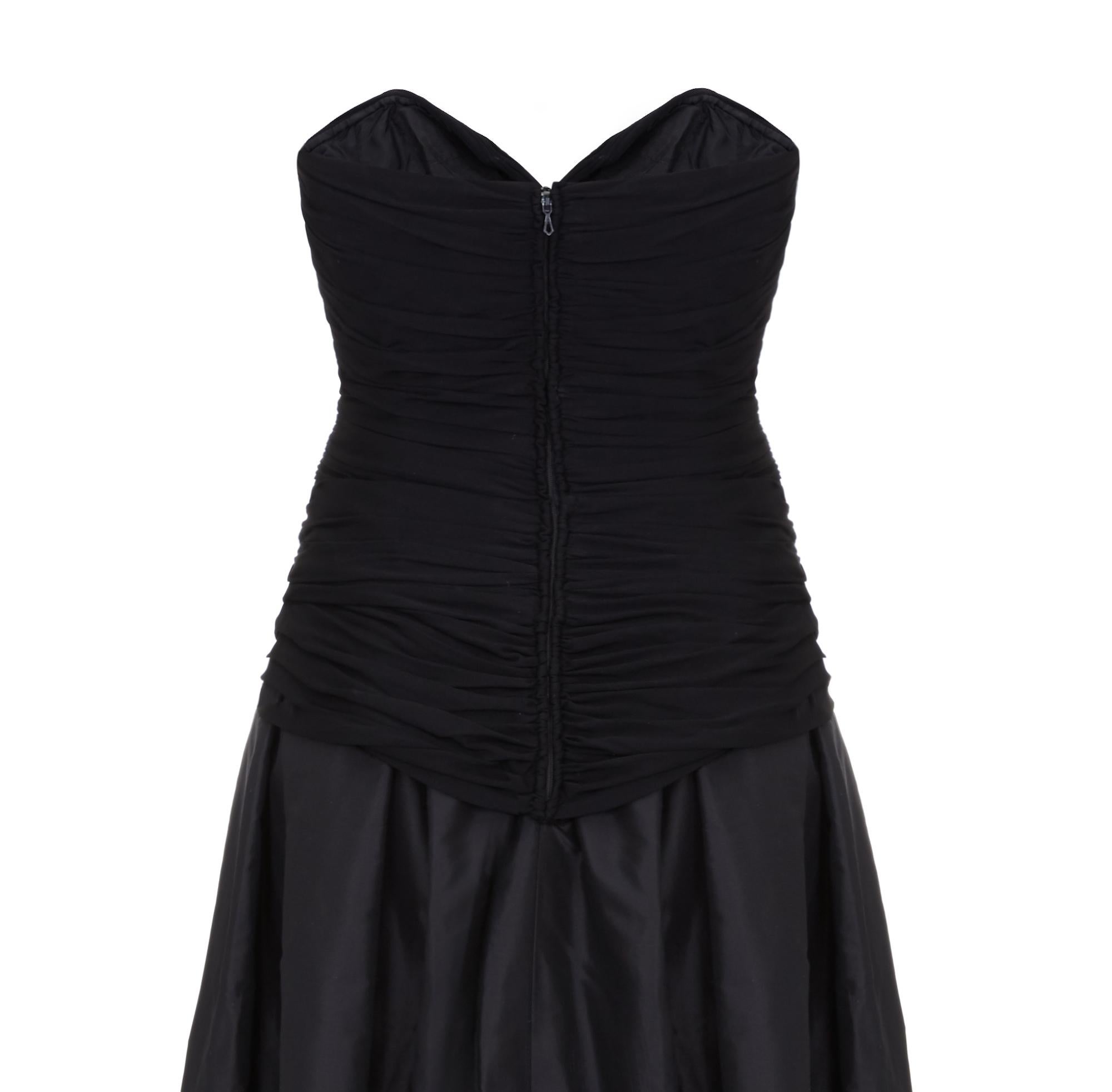 1980er Vicky Tiel Couture Trägerloses Schwarzes Seidenkleid Damen im Angebot